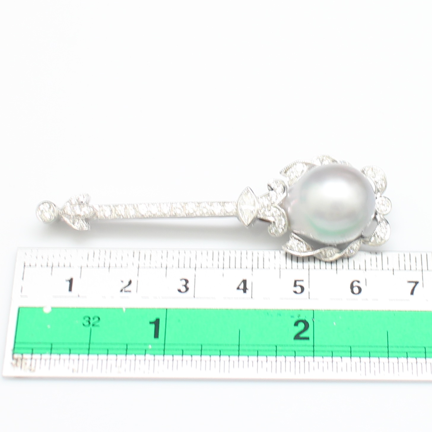 CL25069 เข็มกลัดมุกเซ้าซี มุกแท้ 14.5 มิล เพชรมาคีย์ 0.20 กะรัต เพชรรวม 1.25 กะรัต ทองแท้ 18k ขาว นน.รวม 12.9 กรัม