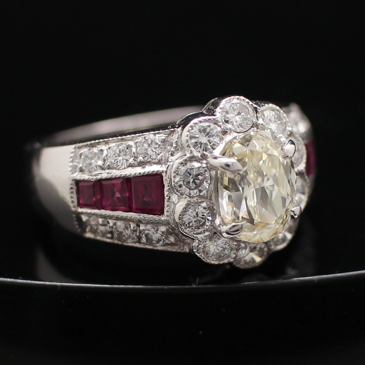 RG250093 แหวนเพชรทรงไข่ 1.15 กะรัต ล้อมเพชรแท้ 10 เม็ด 0.30 กะรัต และ 12 เม็ด 0.24 กะรัต ทองแท้ 90% ชุบขาว นน.รวม 7.5 กรัม ขนาดแหวน 50