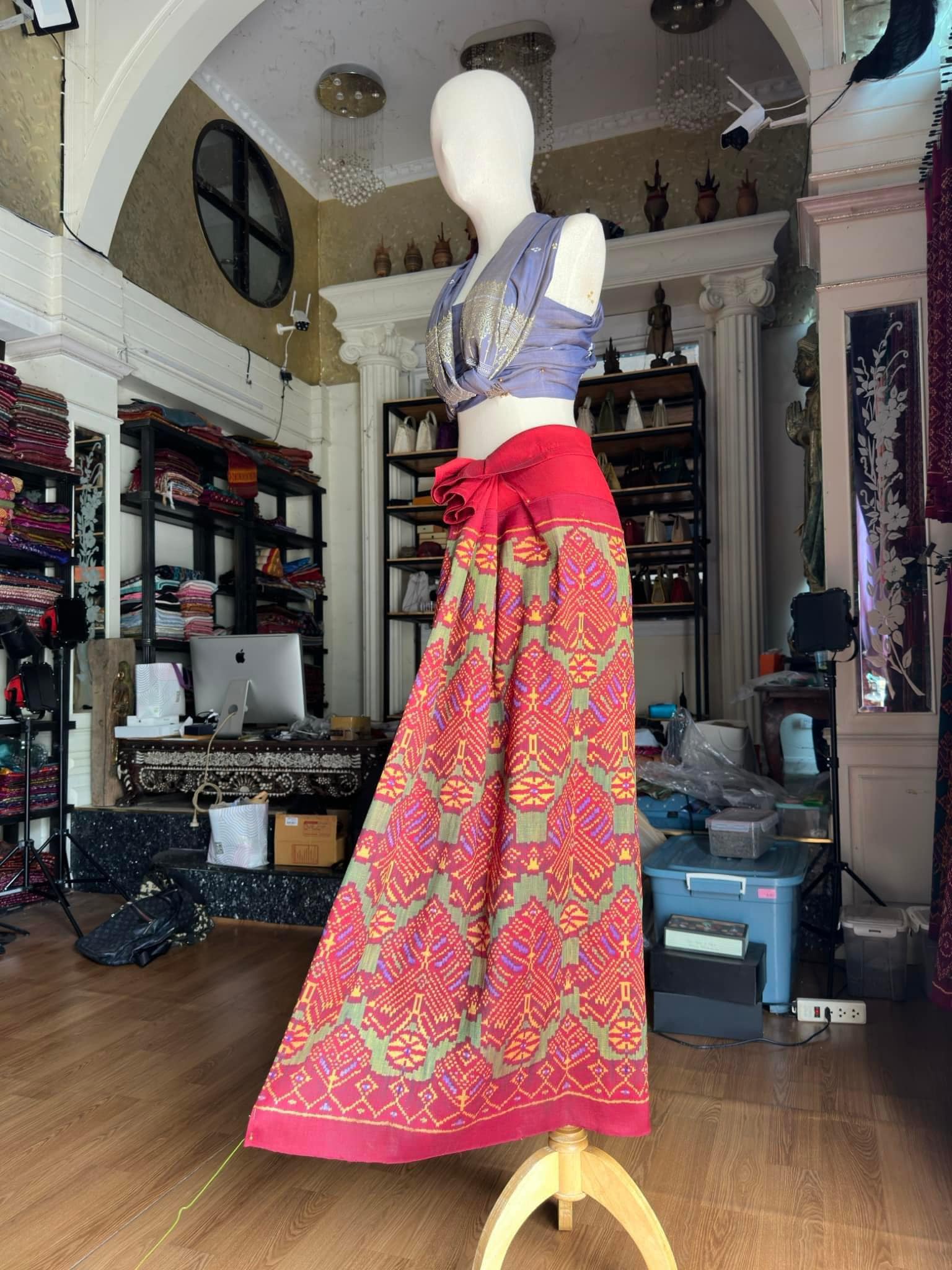 ซิ่น ไหมมัดหมี่รุ่นพิเศษ งานทอ 3ตะกอ ขนาด 116x150ซม สีม่วง รหัส N9-SIL-JA8