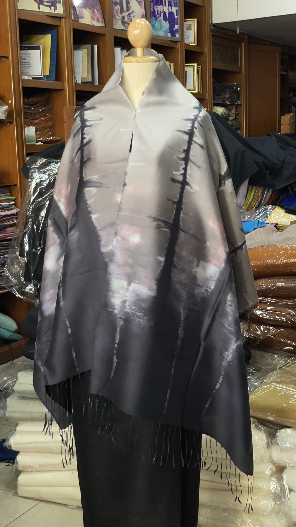 ผ้าคลุมไหล่ผ้าไหม สไลด์สี เนื้อเรียบ ขนาด 60x200ซม. สีเทา-สีดำ รหัส ZYE-AA-1114683