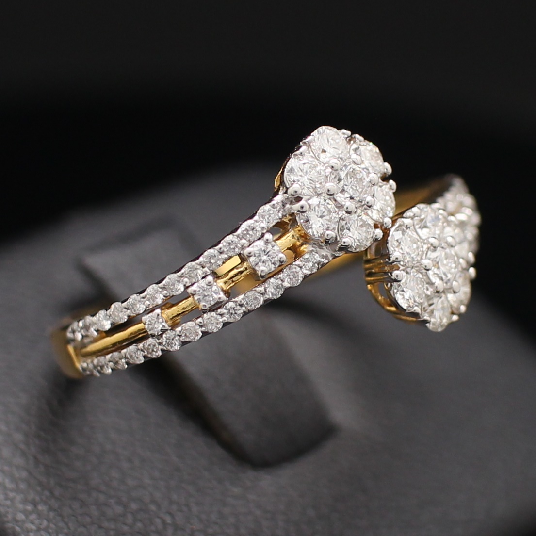 RG250123 แหวนเพชรกระจุกดอกไม้ไขว้ เพชรรวม 0.72 กะรัต ทองแท้ 18k นน.รวม 3.5 กรัม ขนาดแหวน 58