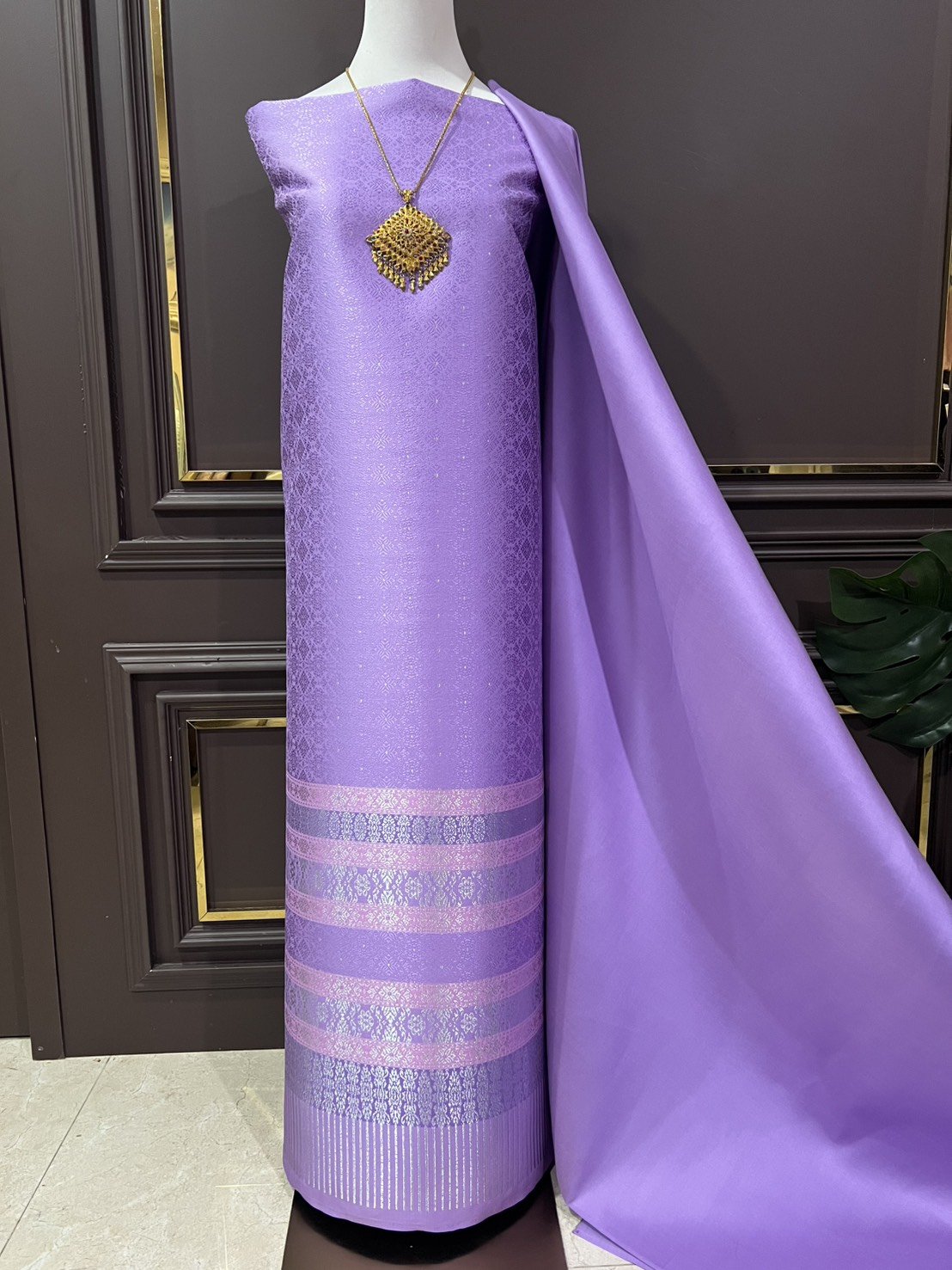 (ผ้าชุด)ผ้าไหมยกดอกลำพูน ยกใหญ่ดอกดิ้นเงิน ขนาด 1.02x4.37เมตร ลายแววมยุรา พื้นสีม่วง รหัส N90-29-TR0531