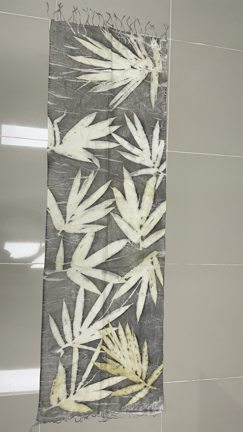 ผ้าคลุมไหล่ผ้าไหม Eco print เนื้อยกดอก มีชายครุย ขนาด 60x180ซม. สีเทา รหัส ECO-82-1114689