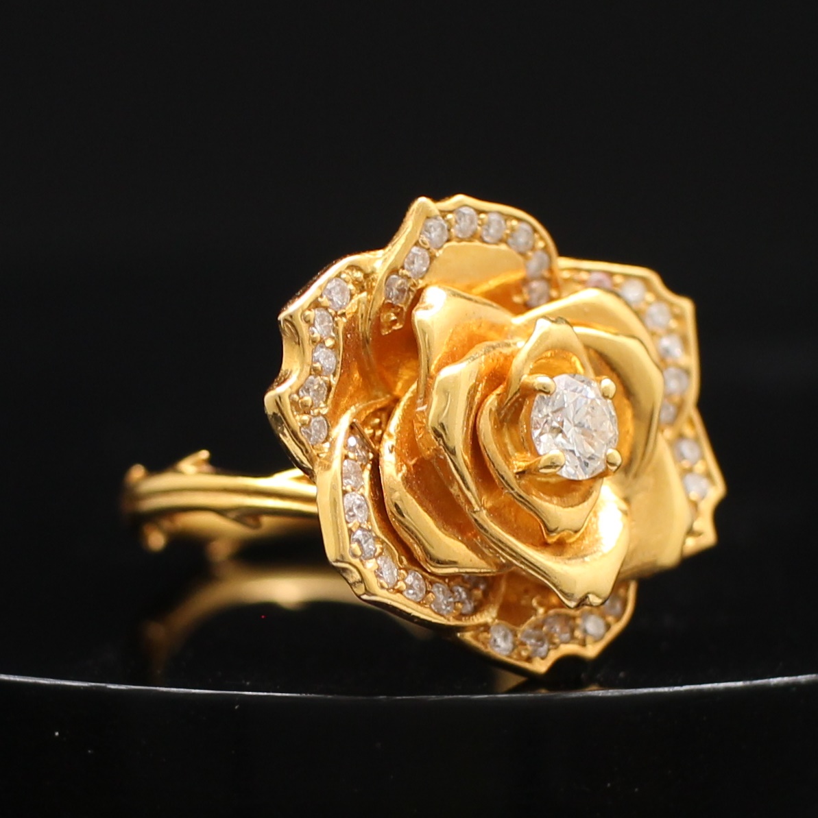 RG250227 แหวนดอกกุหลาบฝังเพชร เพชรเม็ดกลาง 0.28 กะรัต เพชรล้อม 0.40 กะรัต ทองแท้ 90% นน.รวม 12.8 กรัม ขนาดแหวน 52