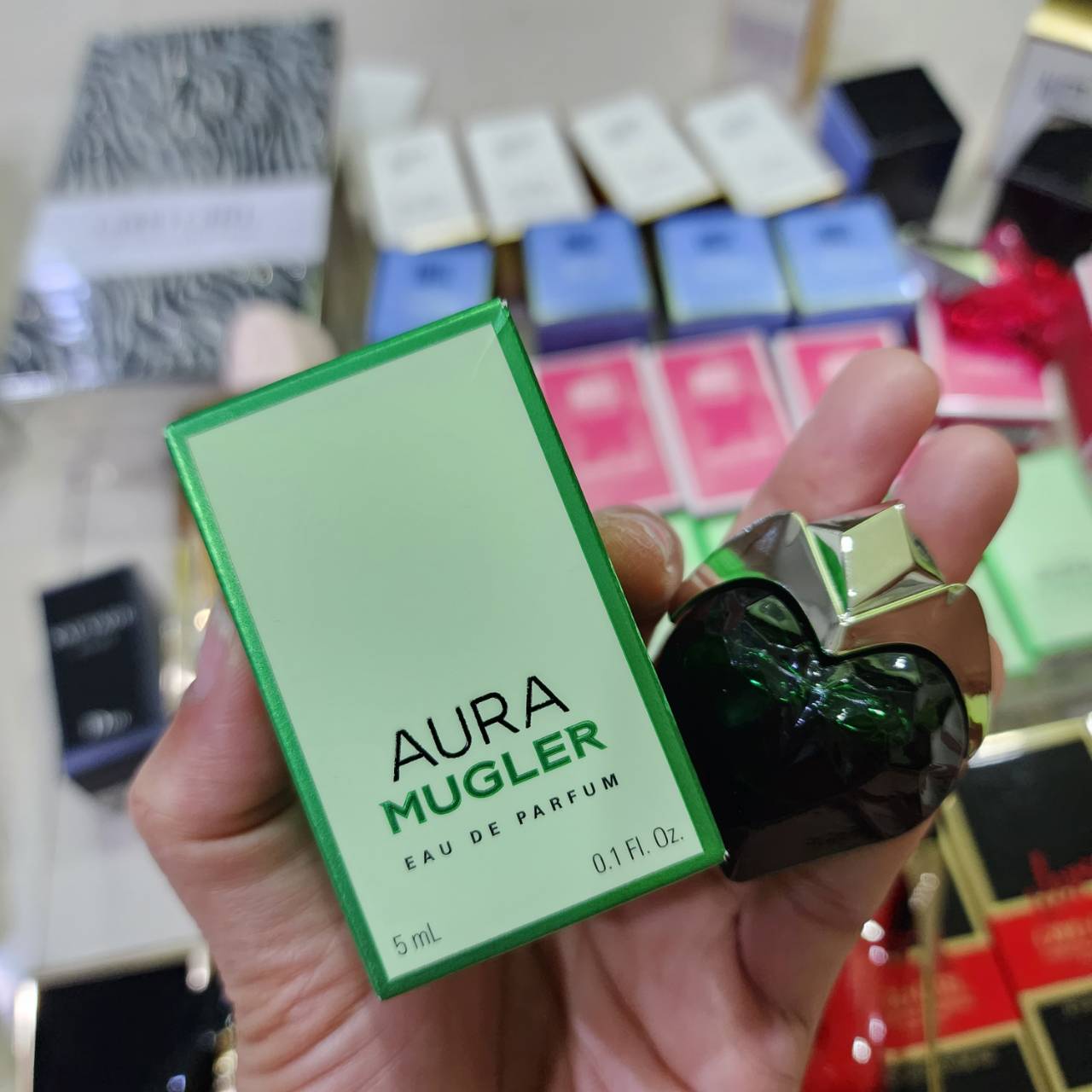 น้ำหอมจิ๋วมินิ Thierry Mugler Aura edp (EAU DE PARFUM) 5ml แบบแต้มมีกล่อง ( Mini Perfume น้ำหอมขนาดพกพา) น้ำหอมจิ๋วมินิ ขวดน่ารัก ตั้งโชว์ก็สวย พกพาก็สะดวก หัวแต้มตามจุดชีพจร