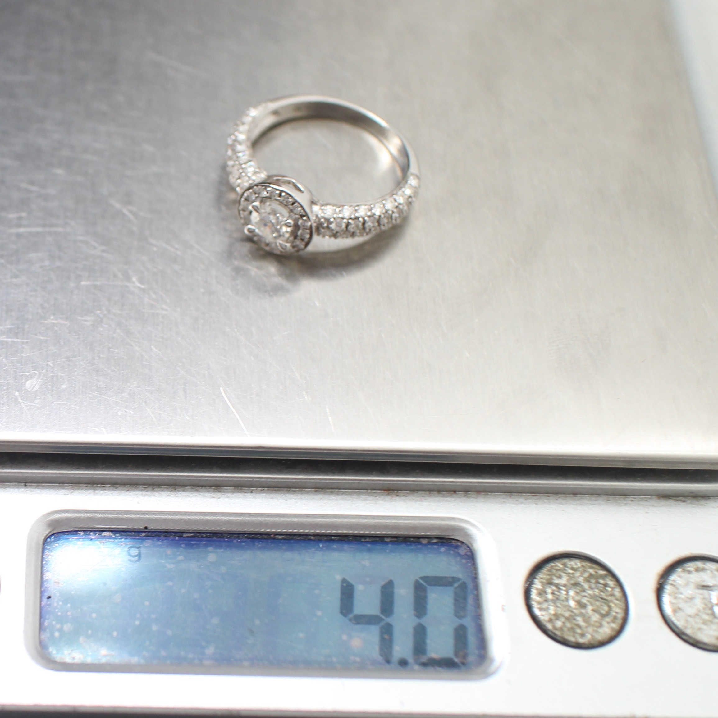 RG250256 แหวนเพชรล้อมเพชร Jubilee เพชรเม็ดกลาง 0.32 กะรัต เพชรล้อม 1.10 กะรัต เพชรรวม 1.42 กะรัต ทองแท้ 18k ขาว นน.รวม 4 กรัม ขนาดแหวน 52