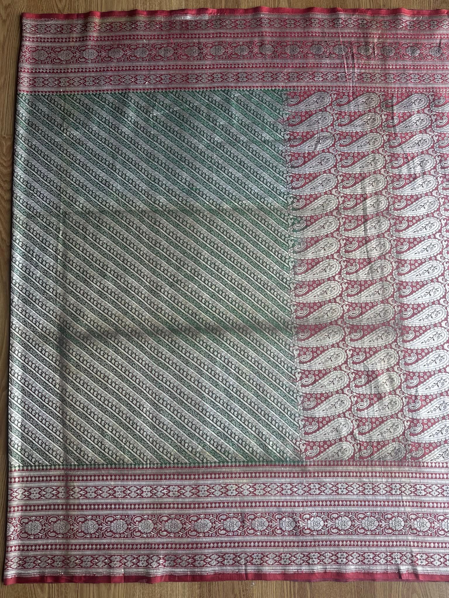 ซิ่น ผ้าปาโตล่ายกเงิน เส้นยืนไหมแท้ ขนาด 112x220ซม มีหน้านาง พื้นสีแดง-เขียว รหัส N9-SIL0523662