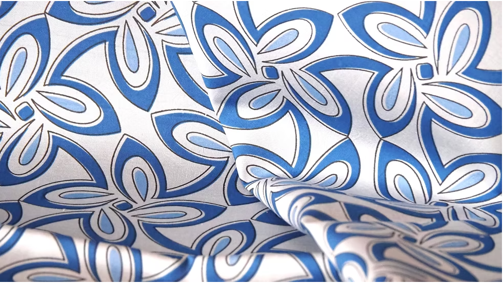 ผ้าไหมพิมพ์ลาย 2เส้น เนื้อเรียบ (ราคาต่อหลา) ลายดอกไม้ พื้นสีฟ้าเทา รหัส A4-CT-103498