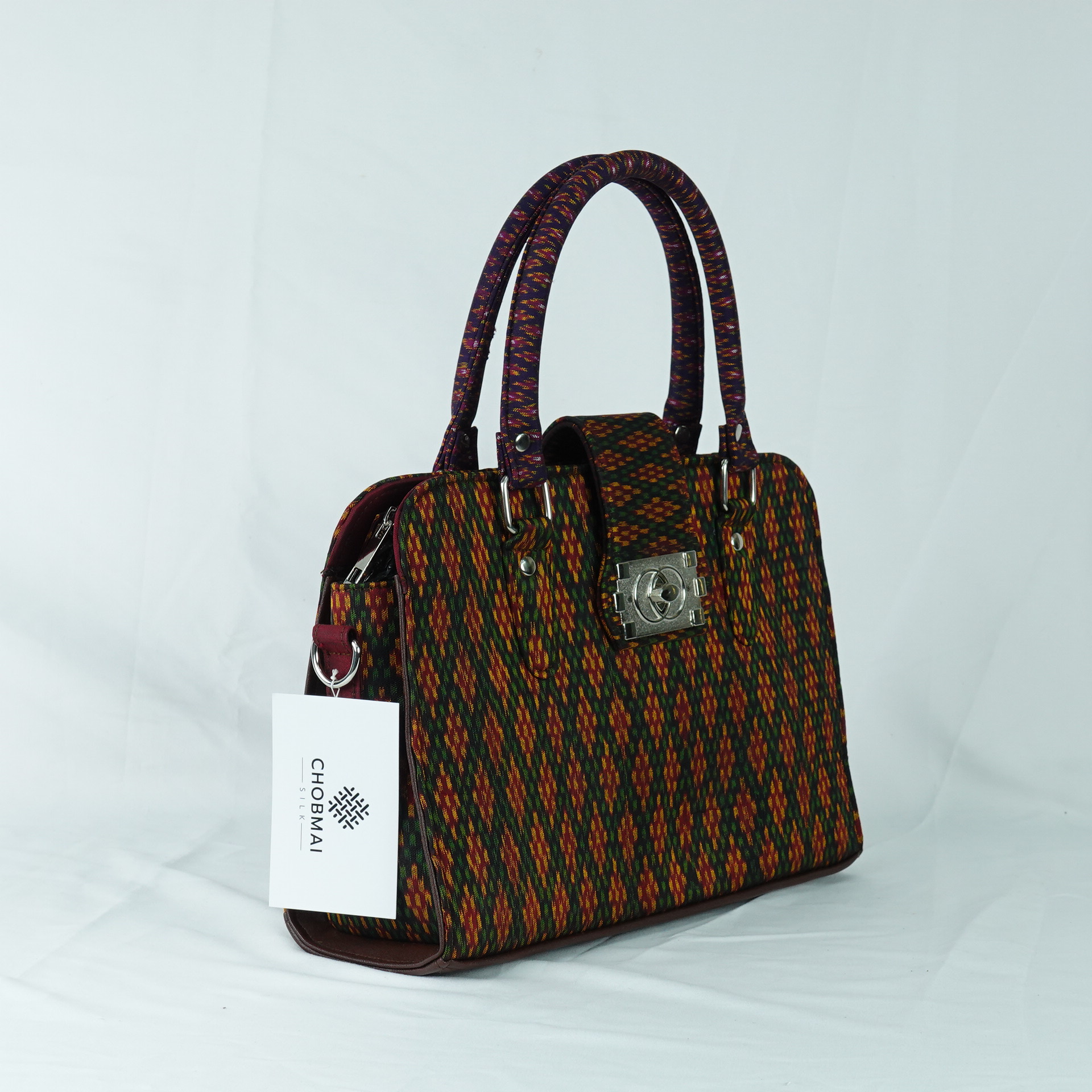 กระเป๋าถือผ้าไหม ทรงสีเหลี่ยม ขนาด 10.5x28x20ซม. ความสูงหูจับ 34 ซม. ลายขันหมากเบ็ง สีน้ำตาล รหัส GLA-TT-06036813