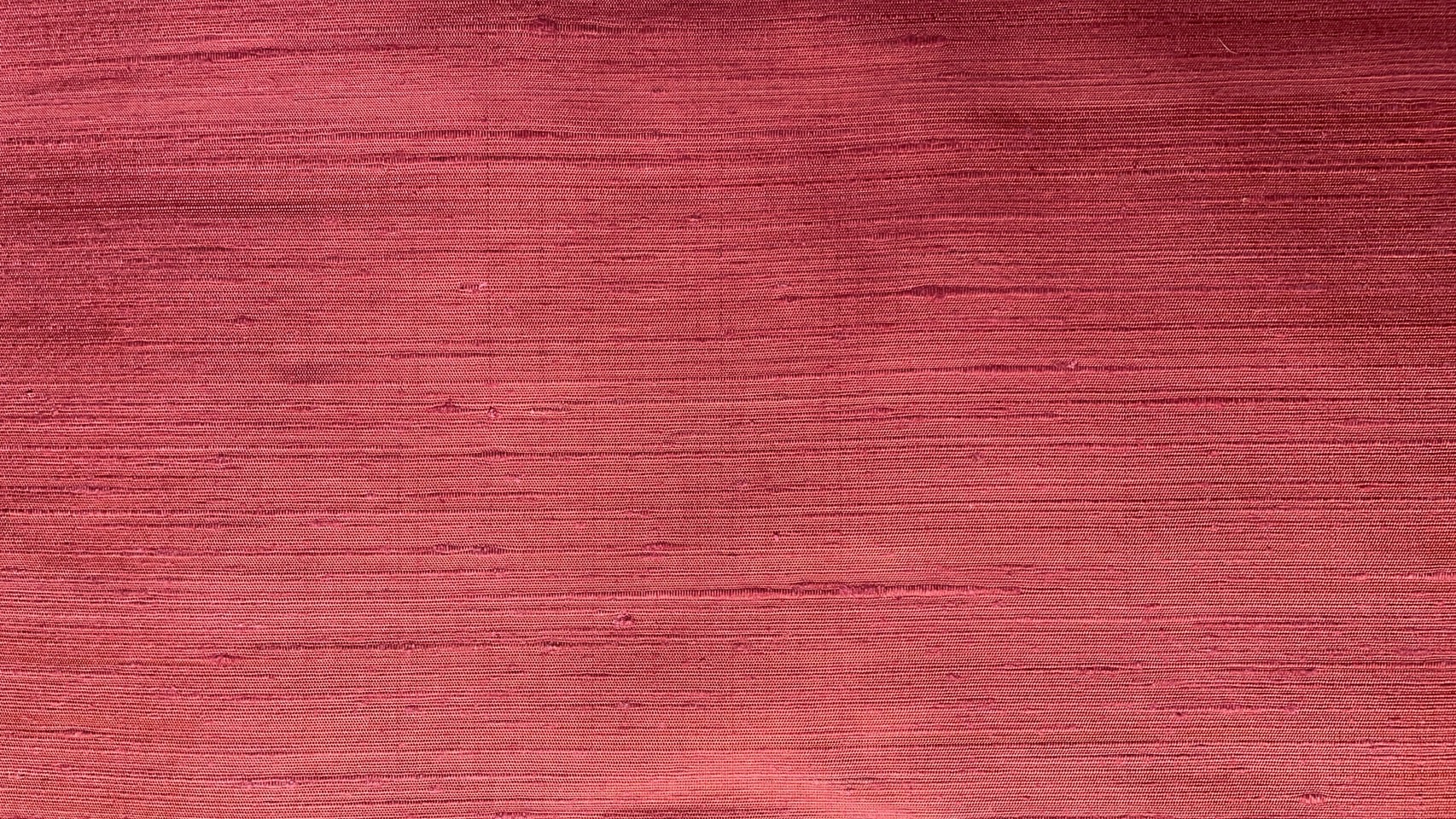 ผ้าไหมสีพื้น ไหมลืบเนื้อหยาบหนา ไหมแท้มีขี้ไหม สีแดงครั่งธรรมชาติ (ราคาต่อเมตร) รหัส D-76-P4402