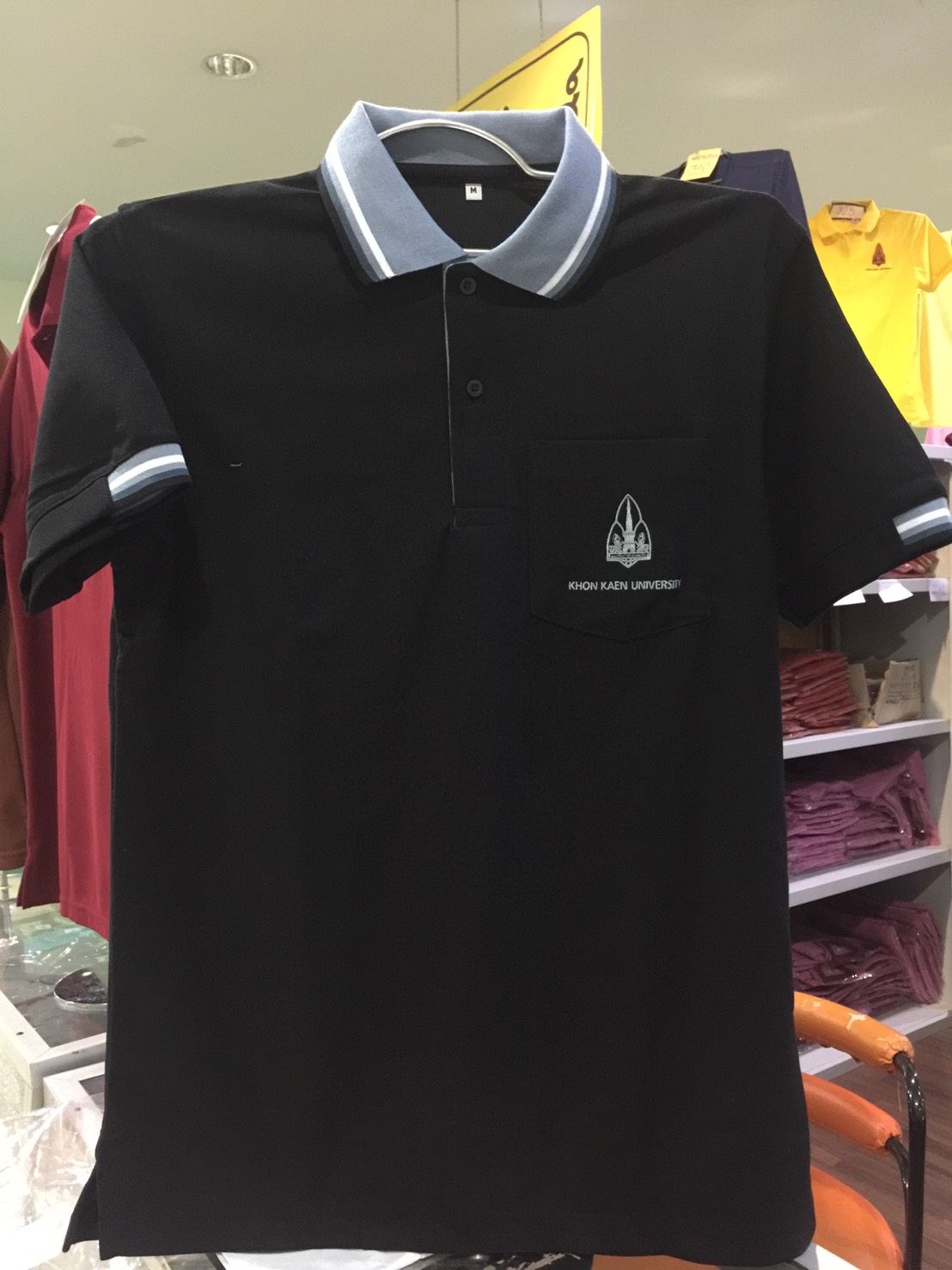 เสื้อโปโลสีดำ