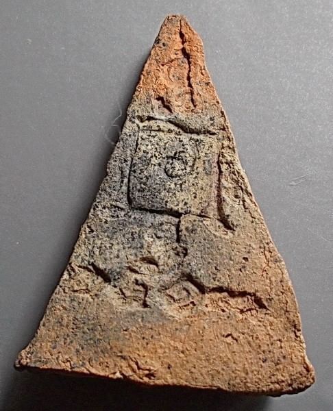 พระนางพญาหลังยันต์ หลวงพ่อแดง วัดเขาบันไดอิฐ เนื้อดินเผา ปี 2513