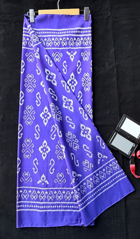 ซิ่น ผ้าไหมมัดหมี่ 3ตะกอ ขนาด 1x2 เมตร ลายดอกรักราชกัญญา สีน้ำเงิน รหัส PCS-NY-11226815