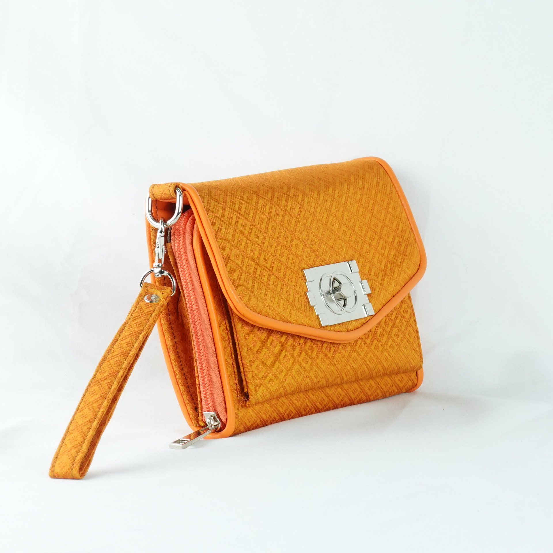 กระเป๋าถือไหมแท้ทรงคลัทช์ พร้อมสายสะพาย ขนาด 15x20ซม.สีเหลืองทอง รหัส GO-TT-060568163