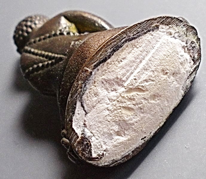 พระกริ่ง รุ่นเจริญ เมตตา ก้นอุดผง มงคลโสฬส หลวงปู่วาส ปี 2550 กล่องเดิม