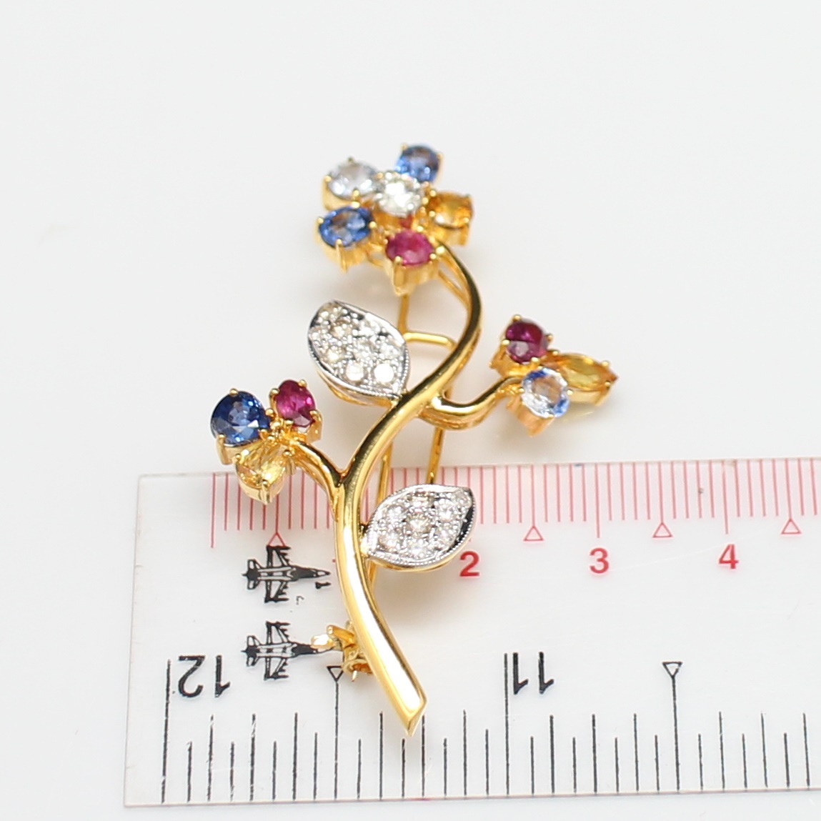 CL25010 เข็มกลัดดอกไม้พลอยหลากสี เพชรแท้ 1 เม็ด 0.25 กะรัต และ 0.55 กะรัต ทองแท้ 18k นน.รวม 10 กรัม