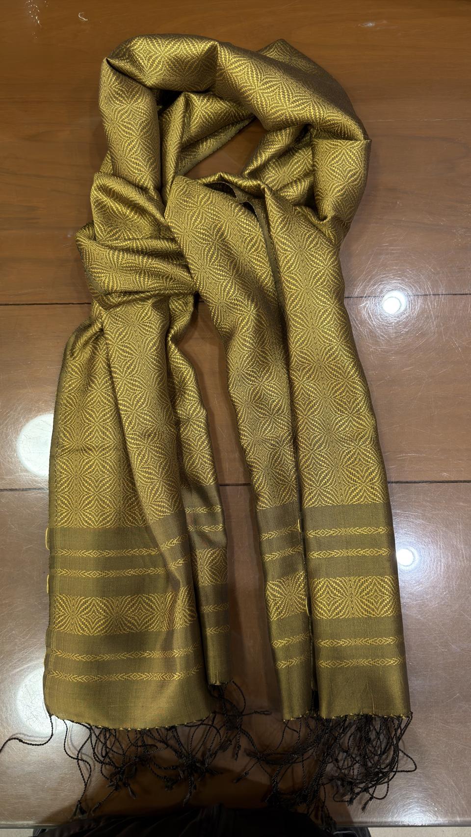 ผ้าคลุมไหล่ผ้าไหม ไหมแท้ ยกดอกลีลาวดี เนื้อละเอียด ขนาด 63x200ซม. สีเหลืองทอง รหัส ZYG-AA-111868173