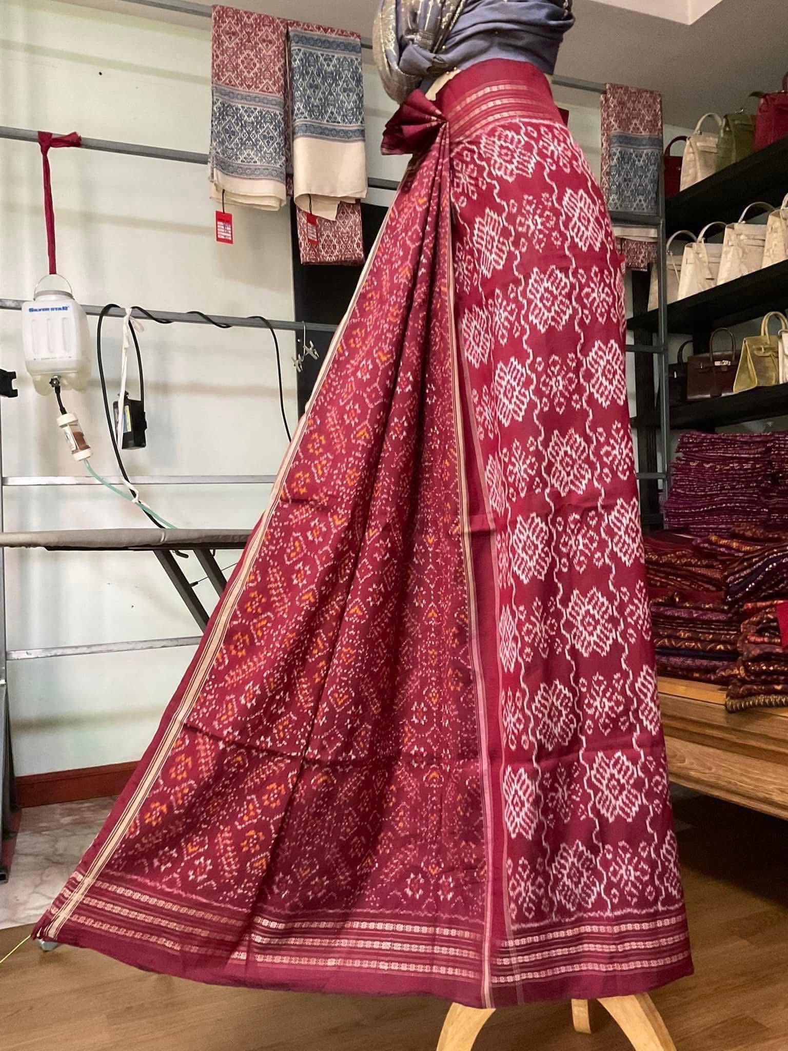 ซิ่น ไหมมัดหมี่ ผ้าปาโตล่า ขนาด 115x190ซม. พื้นสีแดง รหัส N9-SIL-051768A8