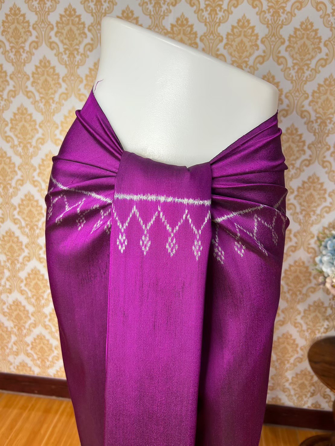 (ผ้าชุด)ไหมมัดหมี่ 3ตะกอ ไหมแท้ (ผ้าลาย 2เมตร+สีพื้น2เมตร) ลายดอกกุหลาบ สีม่วงอมชมพู รหัส M3-KN0411662028