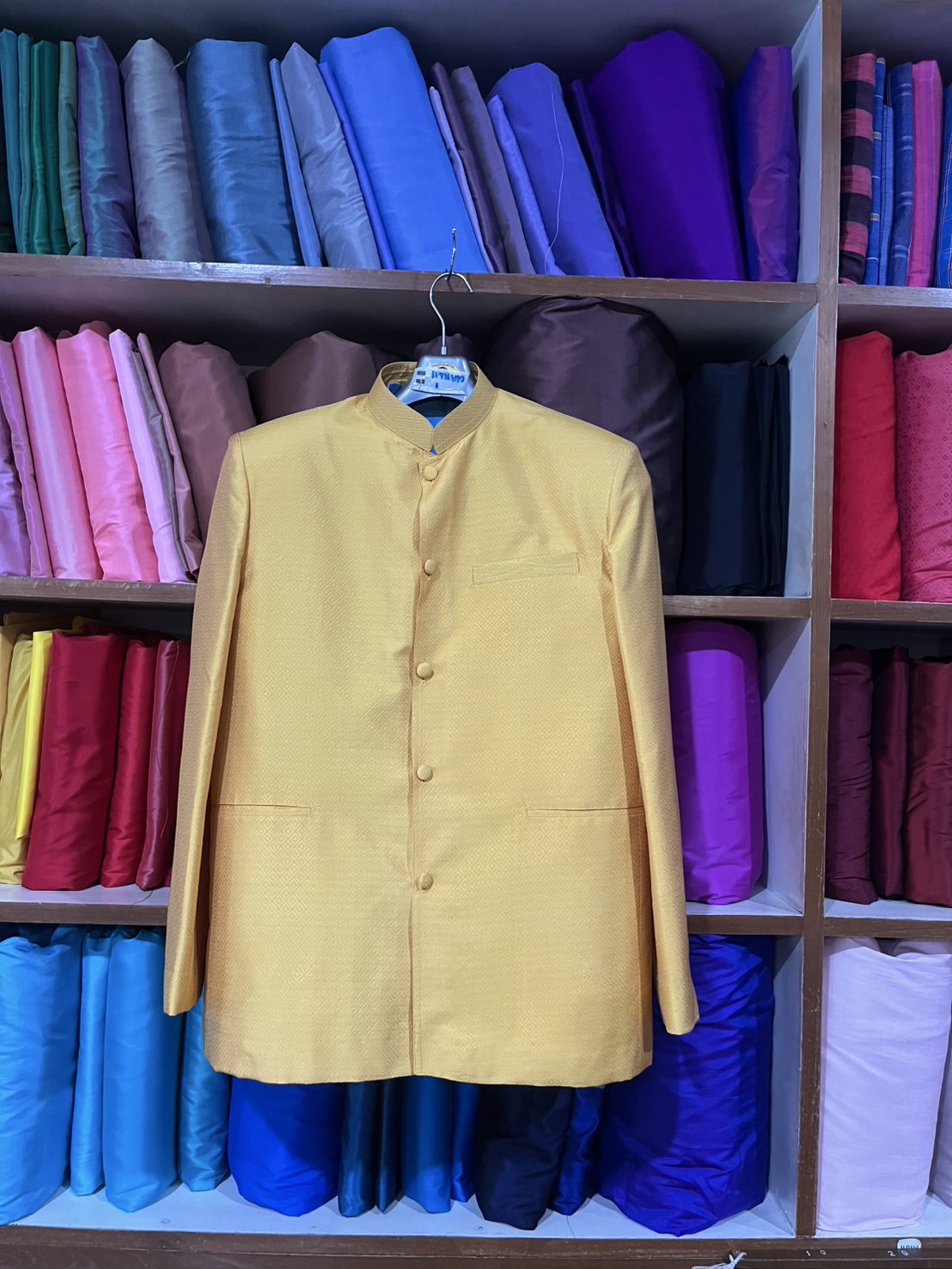 เสื้อสูทไหมคอพระราชทาน แขนยาว เนื้อยกดอก ไหมแท้ ไซส์ L สีเหลือง รหัส DM-NY-0113688