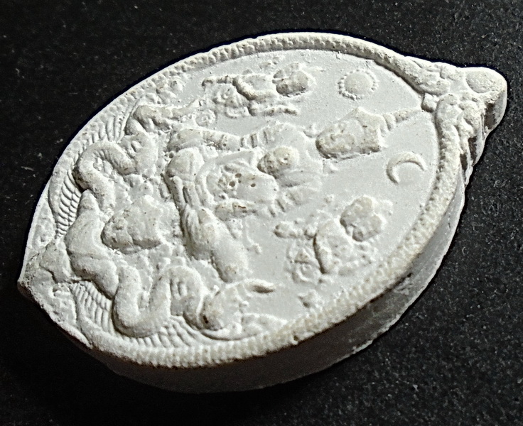 พระผงจักรพรรดิหลังยันต์แดง ผสมผงหลวงปู่ดู่ วัดสะแก หลวงตาม้า ปลุกเสก