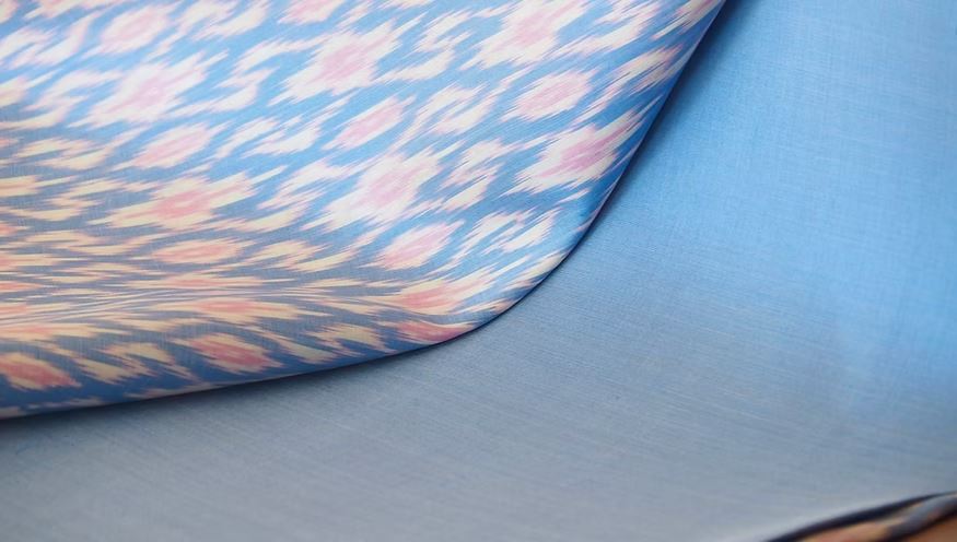 (ผ้าชุด) ผ้าไหมมัดหมี่ไหมแท้ (ผ้าลาย2หลา+สีพื้น2หลา) พื้นสีฟ้าใส รหัส M2B-CT-103092