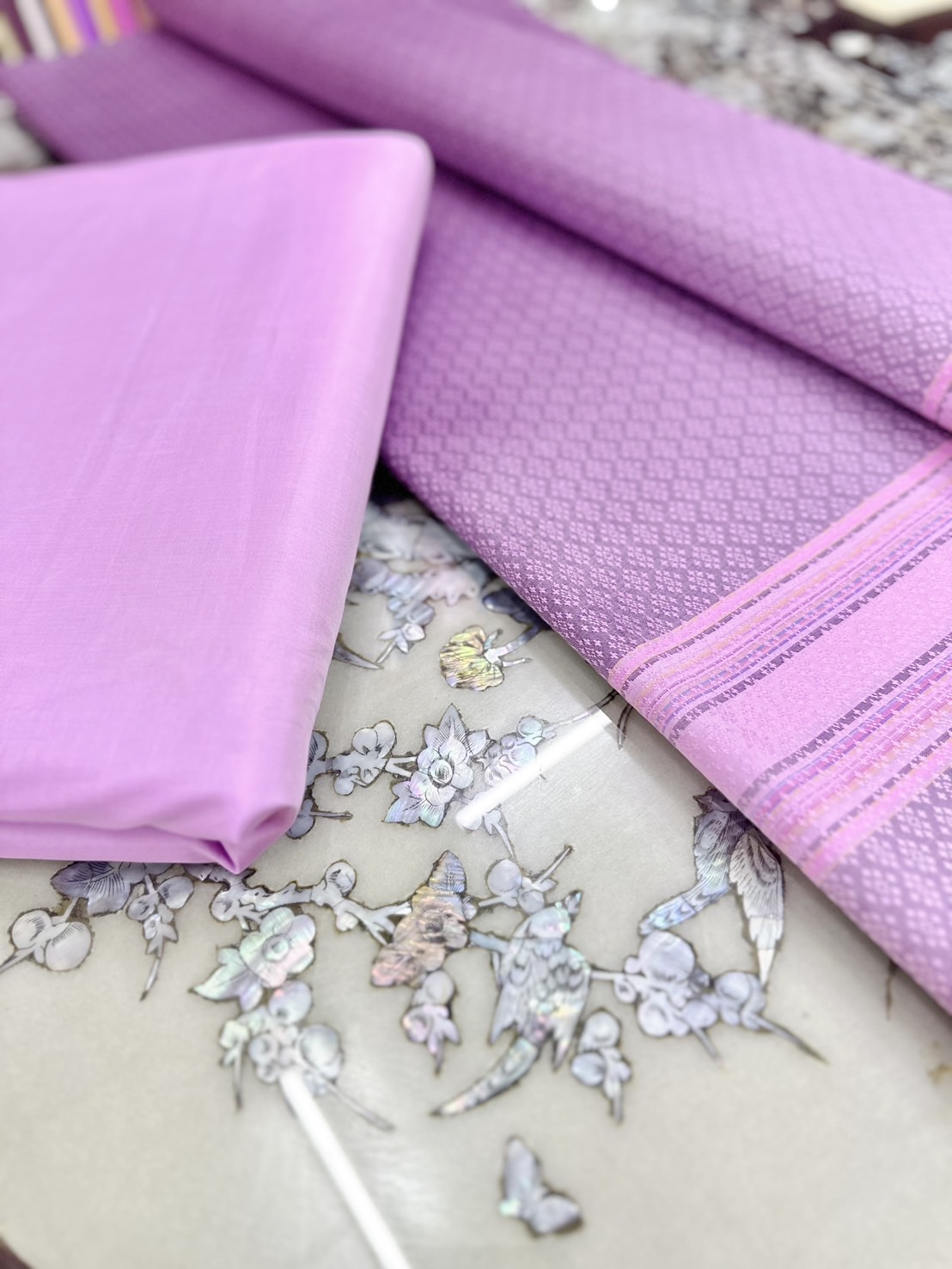 (ผ้าชุด)ไหมสีพื้นมีเชิง (ผ้าพื้น2หลา+ผ้าซิ่น2หลา) เฉดสีชมพูกลีบบัว รหัส B7C-ST-022668