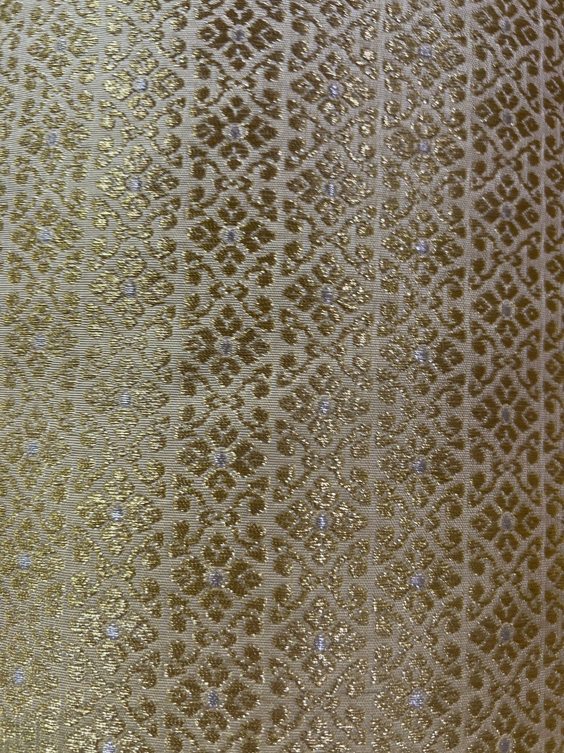 (ผ้าชุด)ผ้าไหมยกดอกลำพูน เกาะเชิงดิ้นทอง ขนาด 1.02x4.31เมตร ลายกรกนก พื้นสีเหลืองทอง รหัส N90-29-TR0552