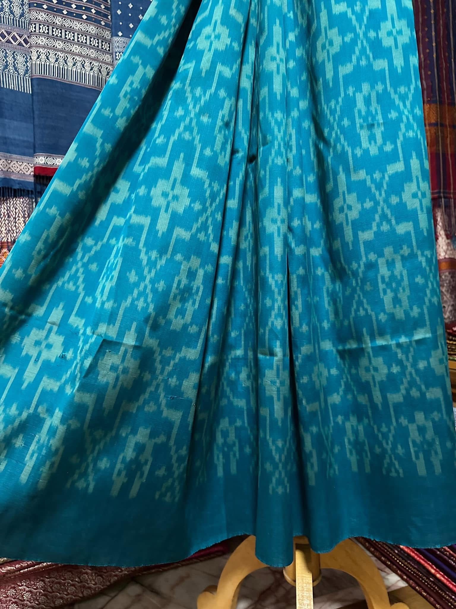 ซิ่น ไหมมัดหมี่ ผ้าปาโตล่า ขนาด 115x250ซม. ท้องผ้าสีฟ้าคราม รหัส N9-SIL-051768A26