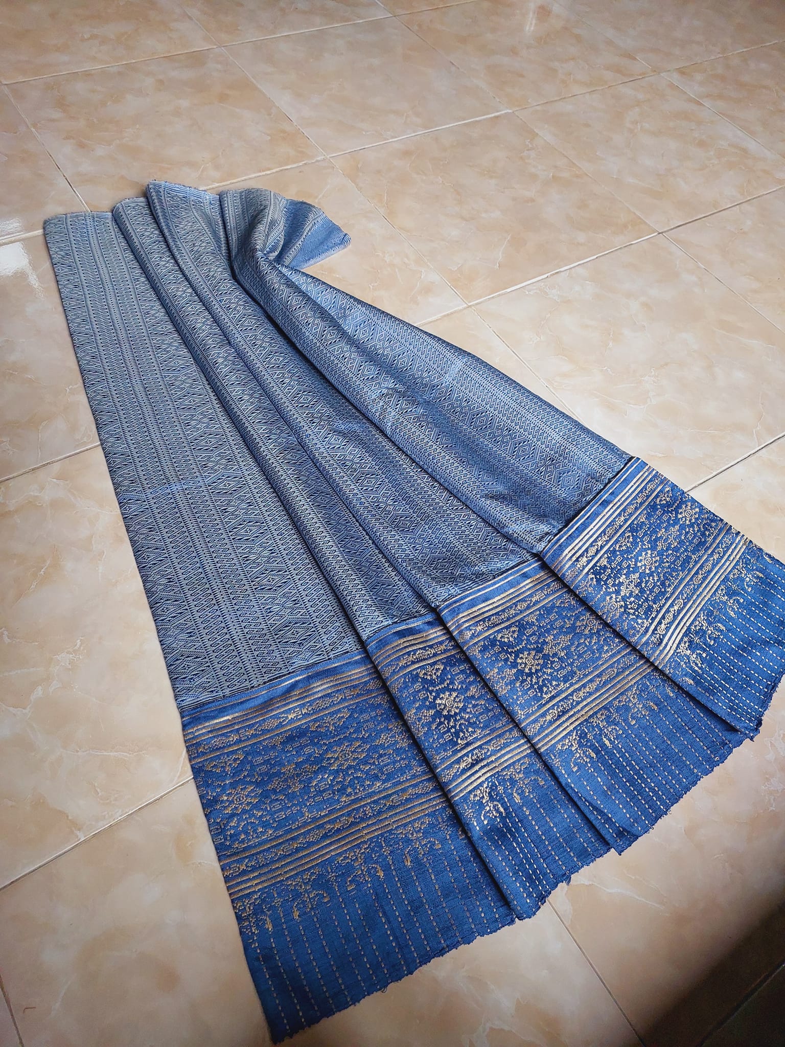 ซิ่นขิดไหม ต่อเชิง ย้อมสีธรรมชาติ ขนาด1x2เมตร ลายแหวนเพชร สีฟ้าคราม รหัส R4F-73-0519685