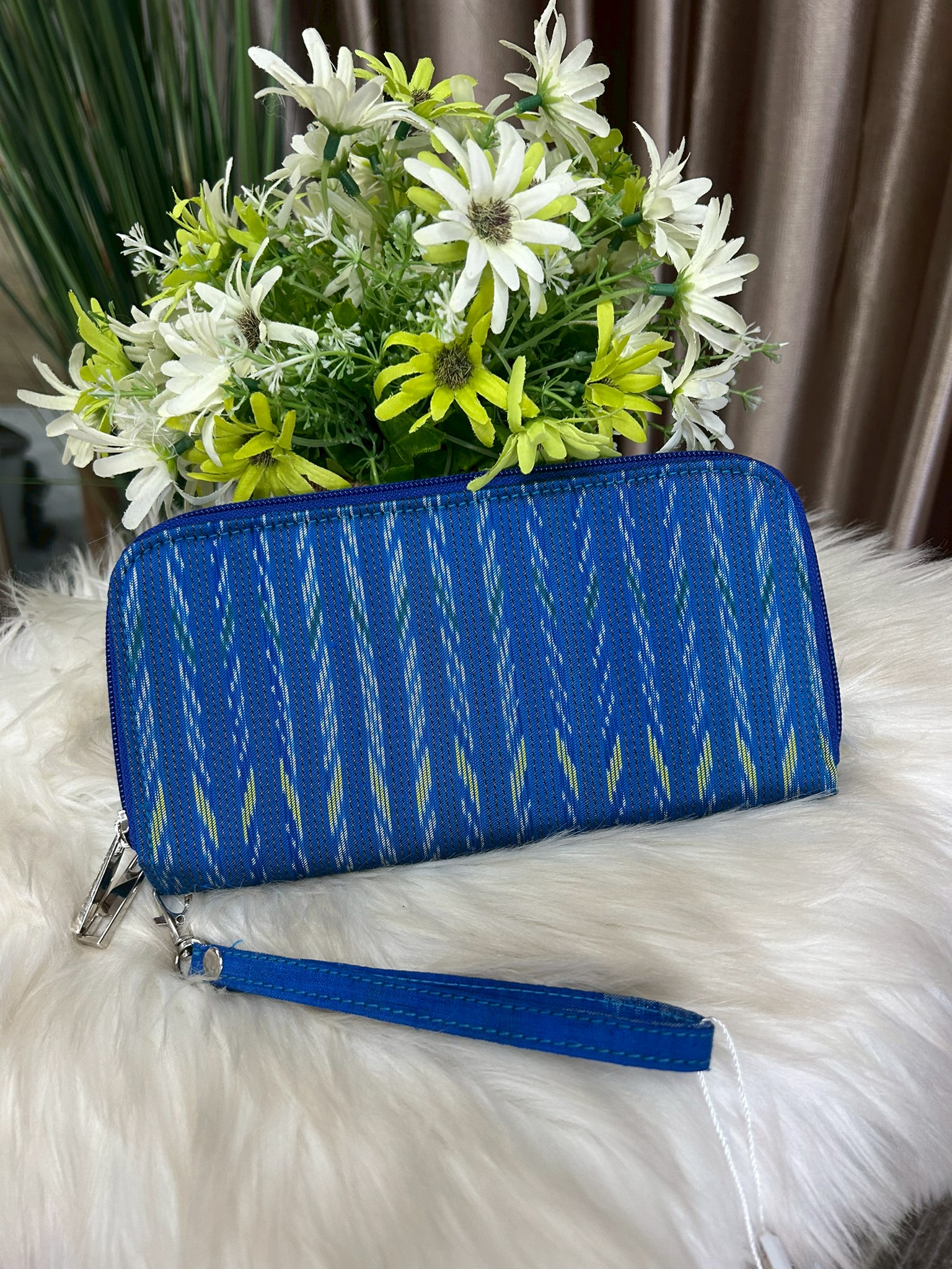 กระเป๋าเงินผ้าไหม ซิปรอบ2ซิป ขนาด 4x8x1นิ้ว พื้นสีฟ้า รหัส GM-PK-0425681