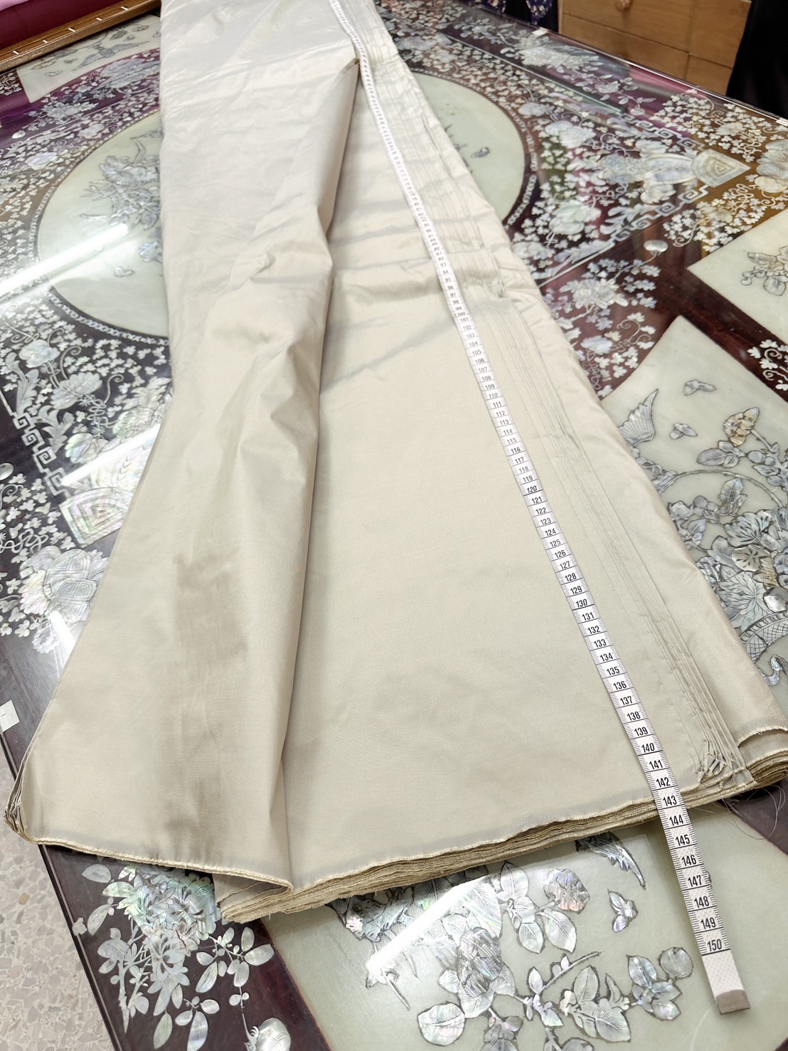 ผ้าไหมสีพื้น รุ่นเพชร เนื้อเรียบ หน้ากว้าง 142ซม. ไหมแท้ สีครีมเทาอ่อน (ราคาต่อหลา) รหัส C-0729671