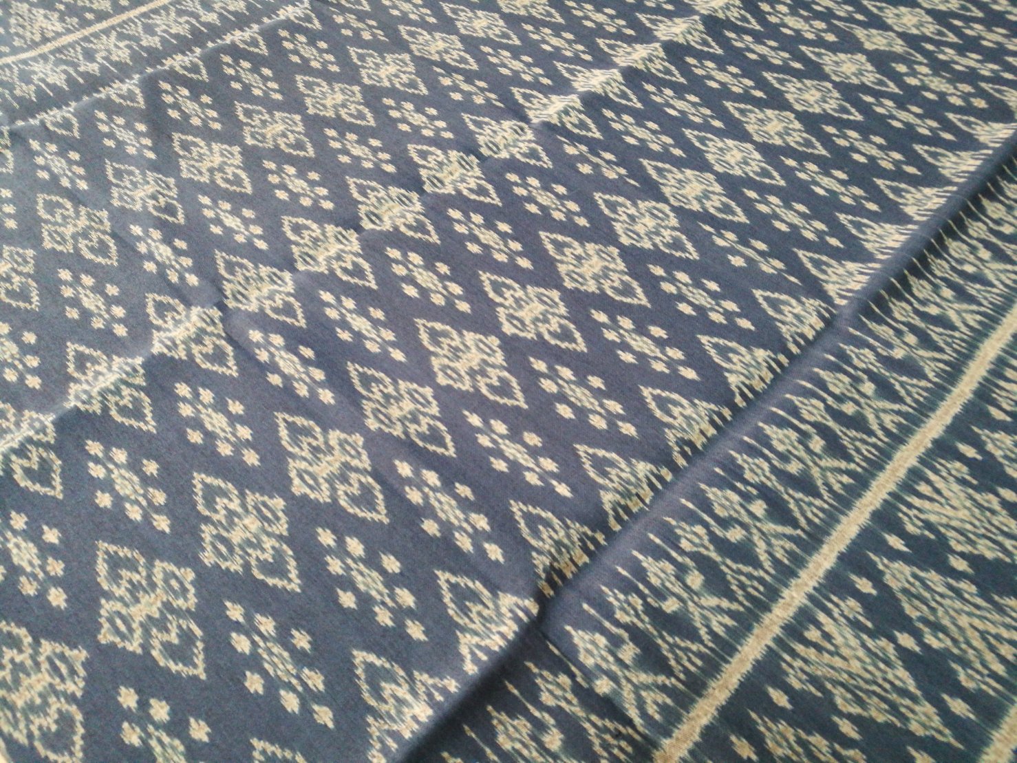 ซิ่น ผ้าไหมมัดหมี่ 3ตะกอ สีธรรมชาติ ขนาด 1x2เมตร พื้นสีฟ้าคราม รหัส M3P-NY0713663