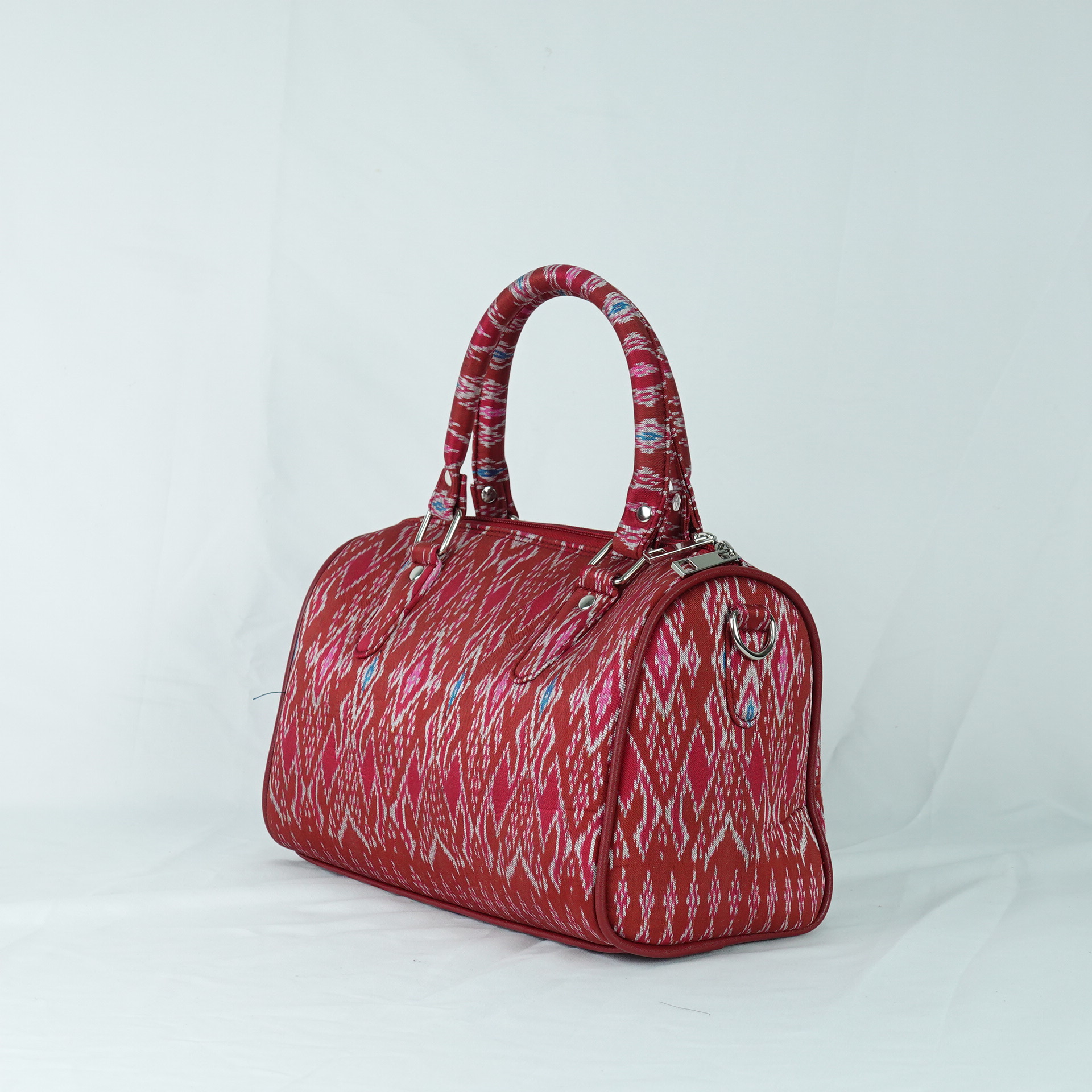 กระเป๋าถือผ้าไหม ทรงหมอน ขนาด 13x27x17ซม. ความสูงหูจับ 30 ซม. ลายขอล้อมเพชร สีแดง รหัส GLA-TT-0603685