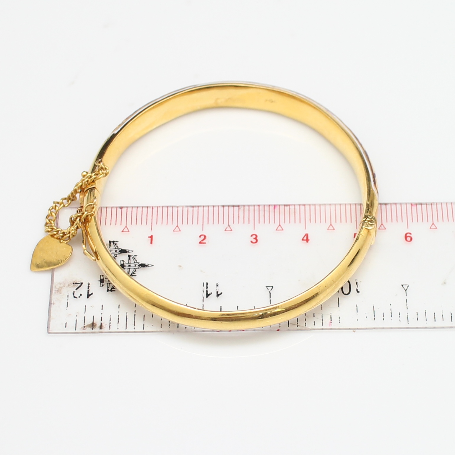 BL25014 กำไลทองลงยาสีแดงฝังเพชร เพชรแท้ 3 เม็ด 0.45 กะรัต ทองแท้ 90% นน.รวม 18.1 กรัม เส้นผ่านศูนย์กลาง 5.2 ซม.