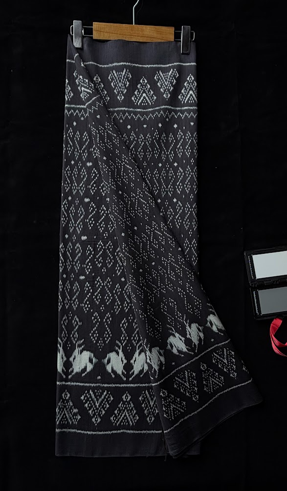 ซิ่น ผ้าไหมมัดหมี่ 3ตะกอ ขนาด 1x2 เมตร ลายขอพระราชทาน สีดำ รหัส PCS-NY-11226821