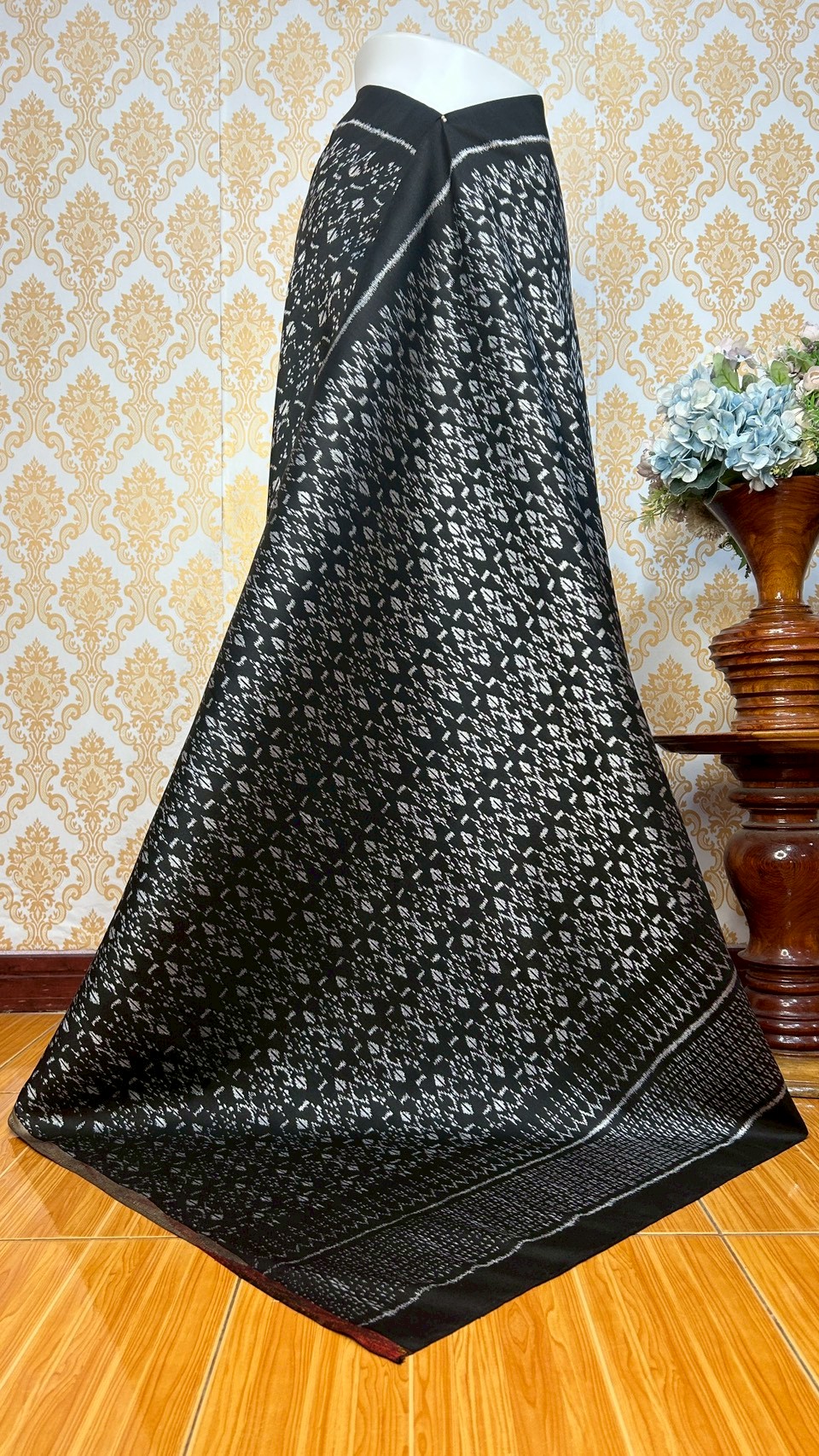 ซิ่น ผ้าไหมมัดหมี่ 3ตะกอ ขนาด 1x2เมตร พื้นสีดำ รหัส R2Q-KN-1115682