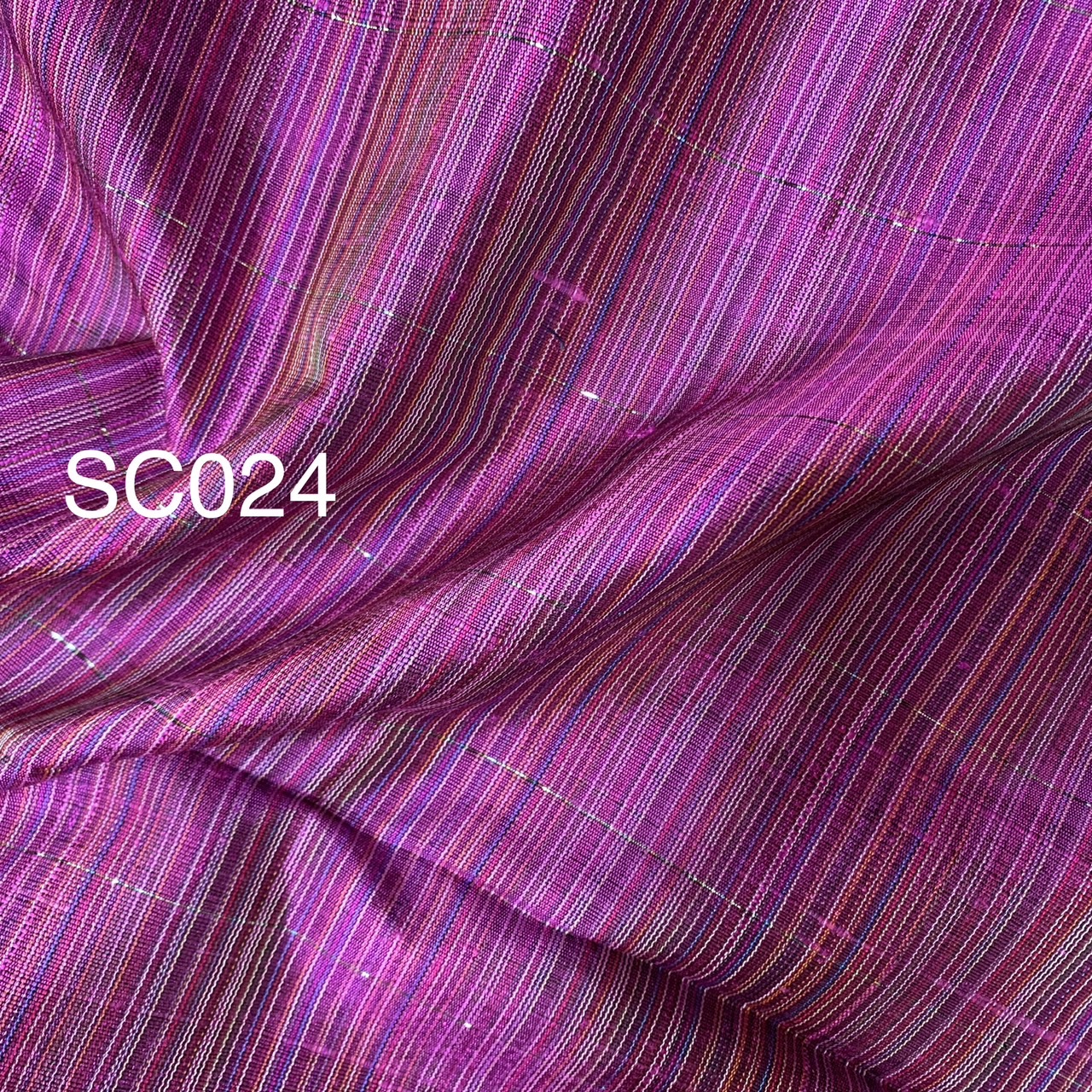 ผ้าไหมลายริ้ว เนื้อหยาบ ขายตามความยาวหลา โทนสีม่วง รหัส A8-AA-SC024