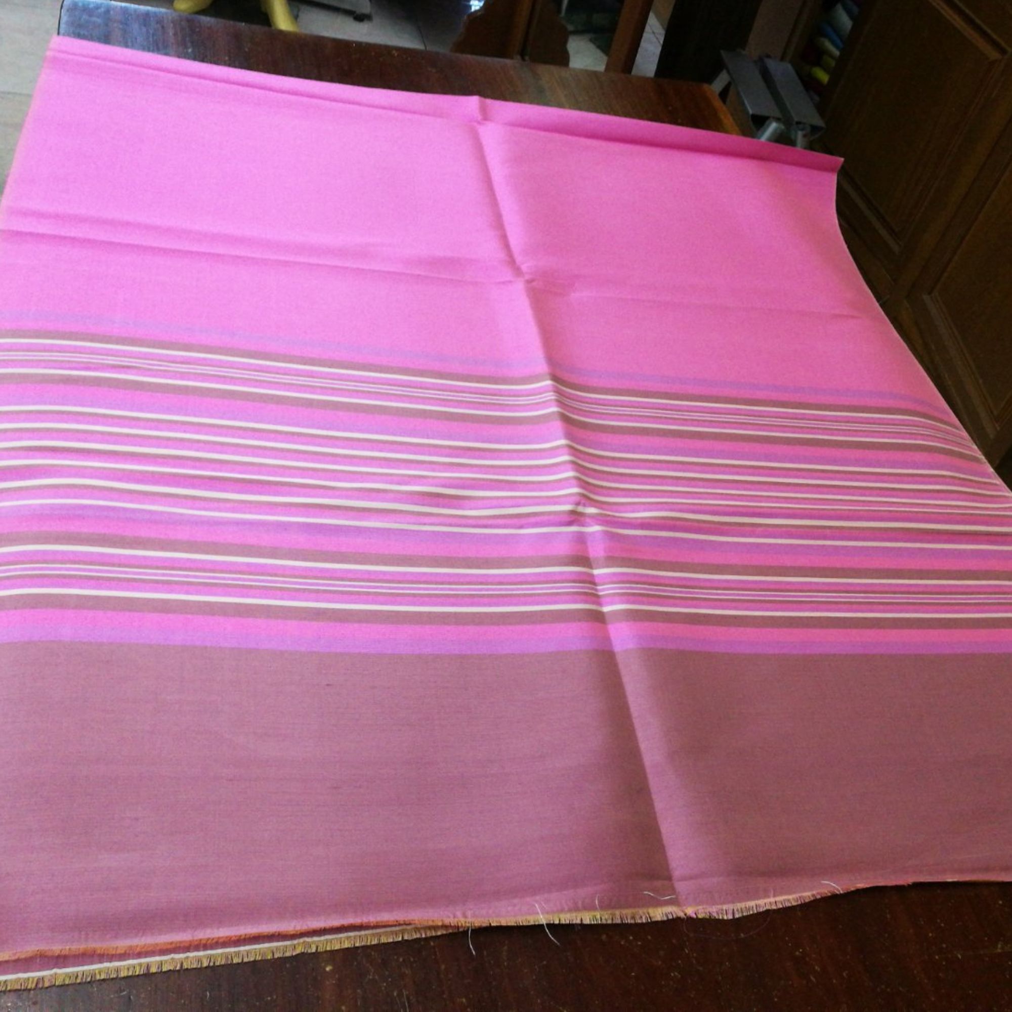 (ผ้าชุด)ไหมมัดหมี่ สองตะกอ ไหมแท้ (ผ้าลาย2หลา+สีพื้น2หลา) สีชมพูเข้ม รหัส M2B-NY1709652