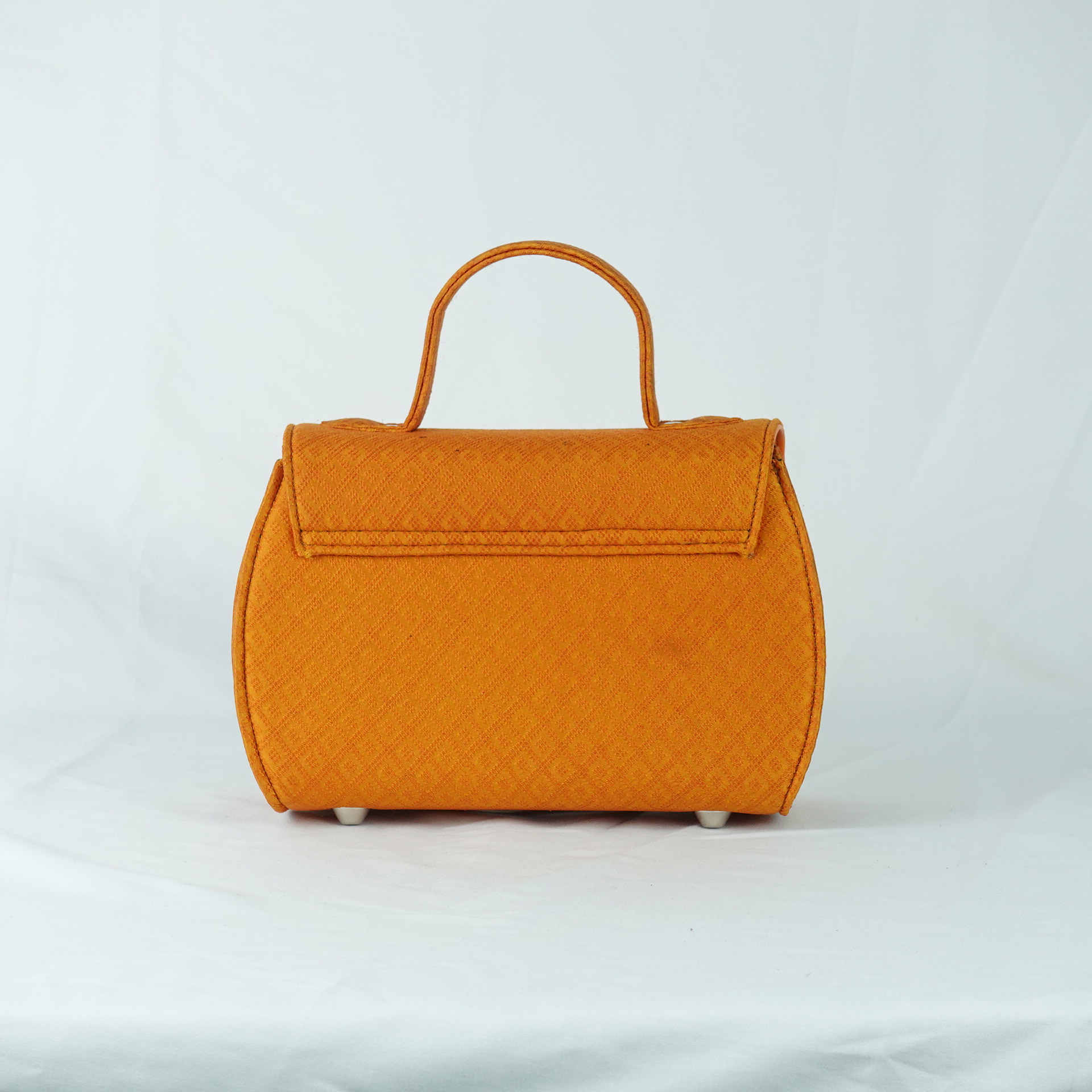 กระเป๋าถือผ้าไหมทรงกล่องฝาพับ ขนาด 21x13x10ซม.ความสูงหูจับ 7ซม. สีส้ม รหัส GLA-TT-06036816