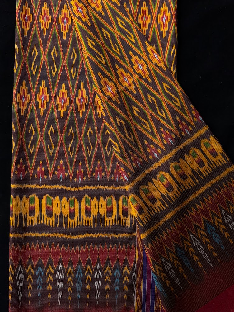 ซิ่น ผ้าไหมมัดหมี่ 3ตะกอ ทอควบเส้น ขนาด 1x2 เมตร ลายขอประยุกต์ พื้นสีแดง รหัส PCS-NY-11226824