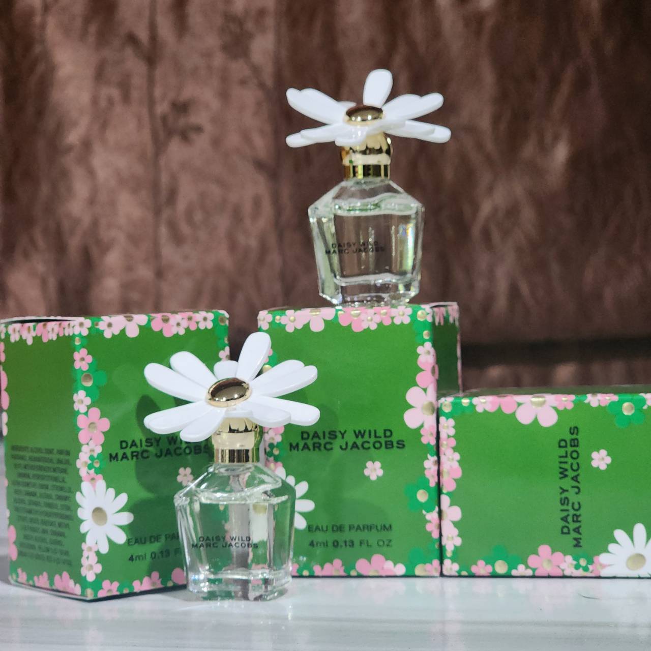 น้ำหอมจิ๋วมินิ Marc Jacobs Daisy Wild EDP 4ml แบบแต้มมีกล่อง ( Mini Perfume น้ำหอมขนาดพกพา) น้ำหอมจิ๋วมินิ ขวดน่ารัก ตั้งโชว์ก็สวย พกพาก็สะดวก หัวแต้มตามจุดชีพจร