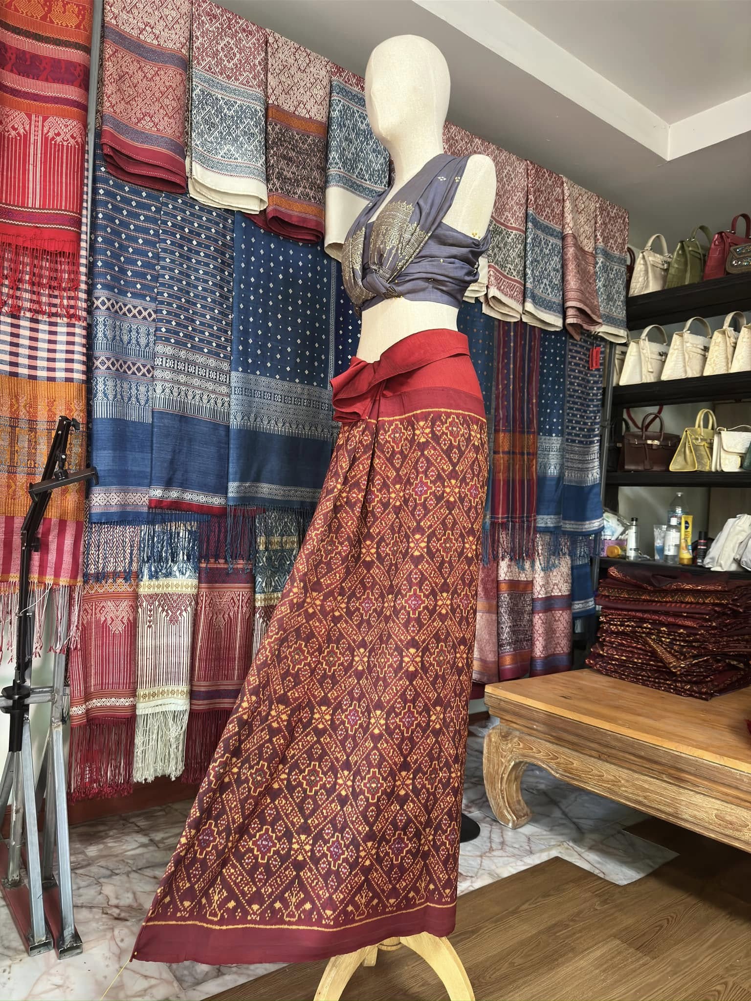 ซิ่น พระตะบอง ผ้าจามทอสามตะกอ ขนาด 118x160ซม พื้นสีแดง รหัส N9-SIL-AJ24