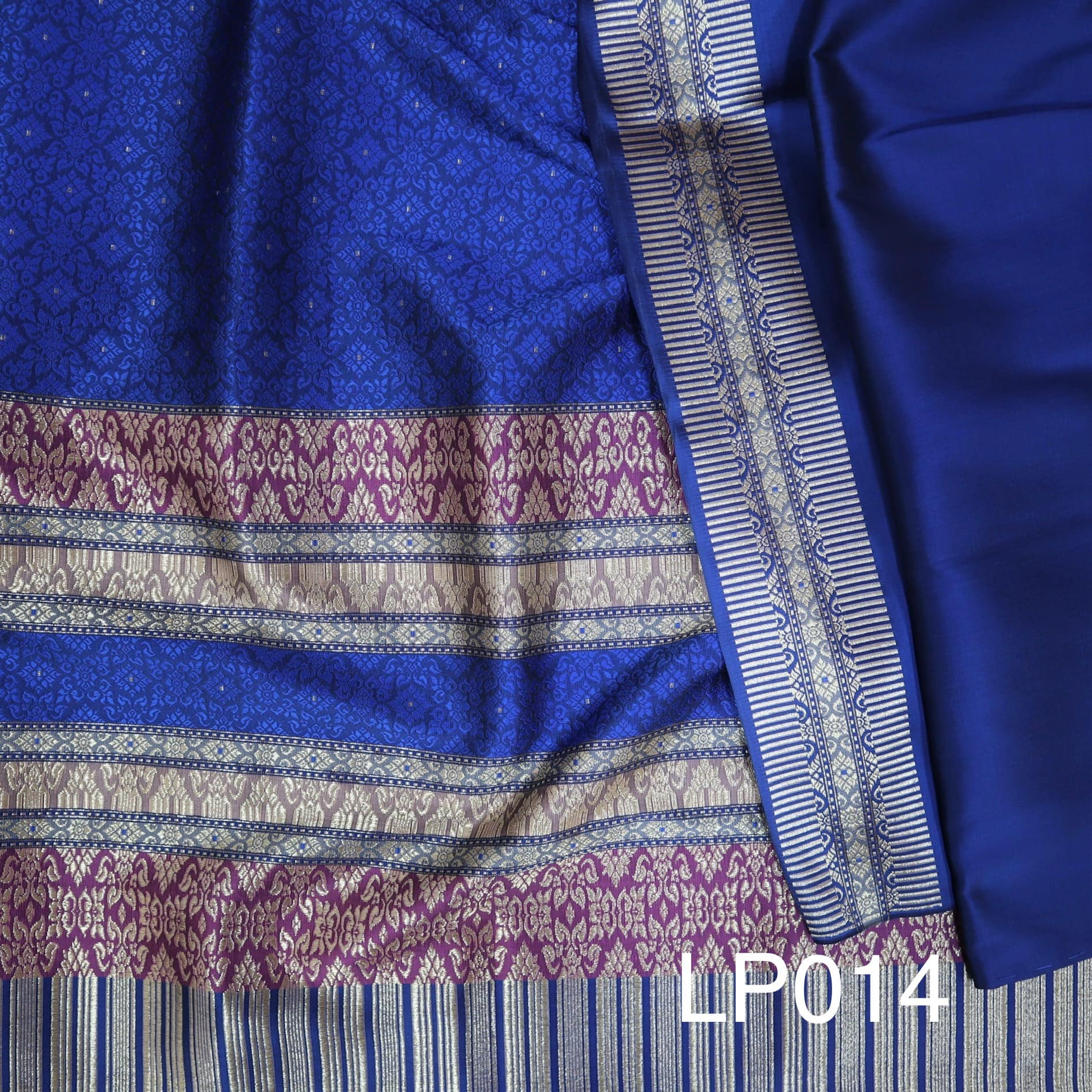 (ผ้าชุด) ผ้าไหมยกดอกลำพูน (สีพื้น 2เมตร+ลาย 2.4เมตร) สีน้ำเงิน รหัส N90-AA-LP014
