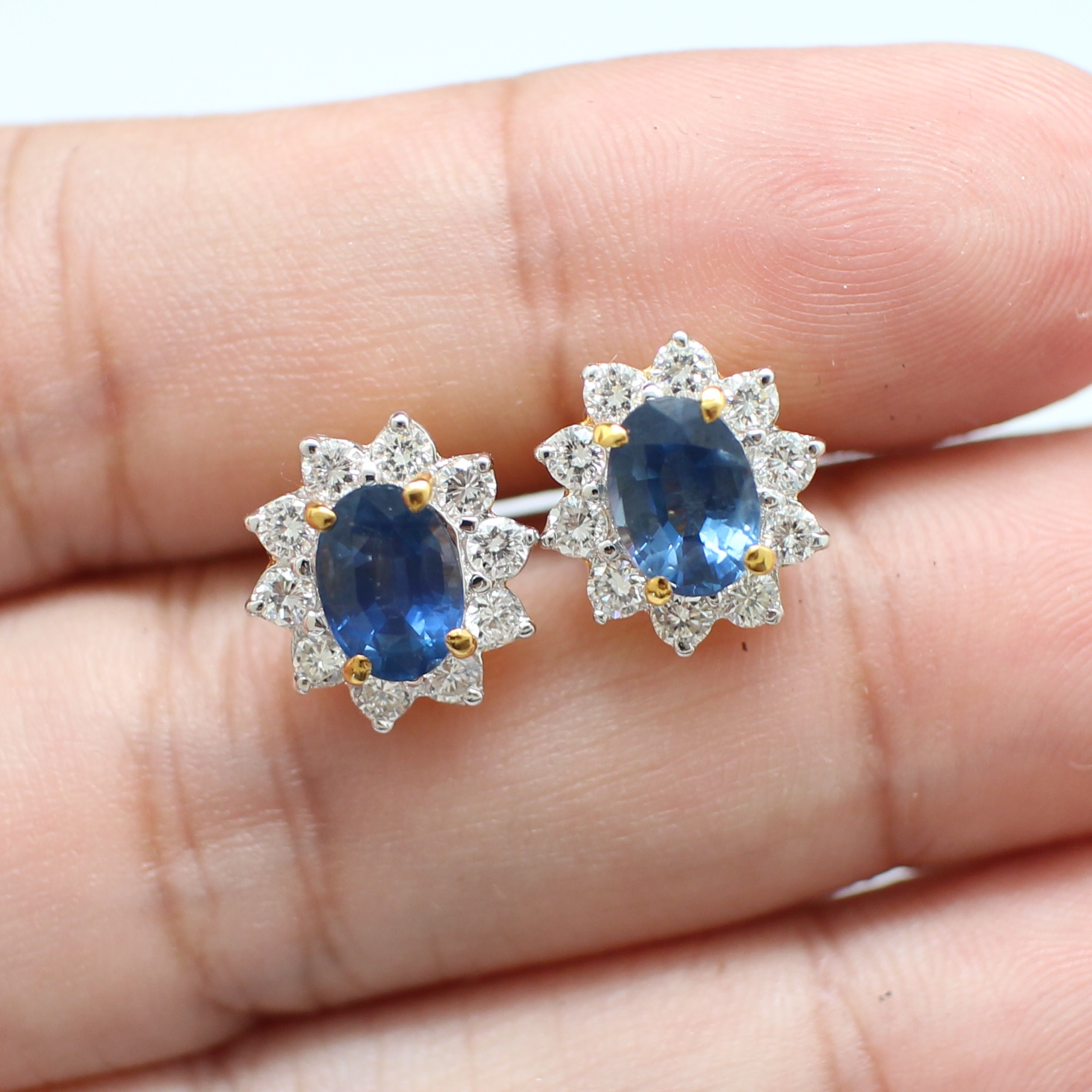 ER25198 ต่างหูไพลินกาญล้อมเพชร เพชรแท้ 20 เม็ด 0.80 กะรัต ทองแท้ 90% นน.รวม 4.1 กรัม มีใบเซอร์