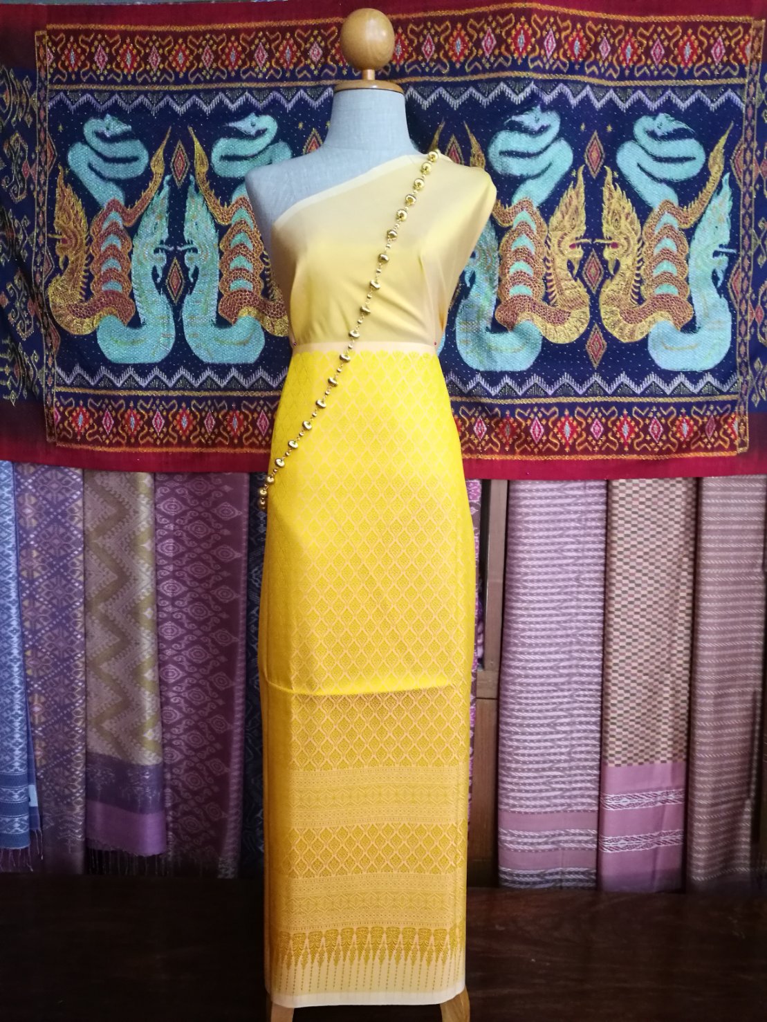 (ผ้าชุด)ไหมยกสุรินทร์ ขนาด 1x4เมตร (ลาย 2เมตร+สีพื้น 2เมตร) สีเหลืองอ่อน รหัส N10-NY0306662