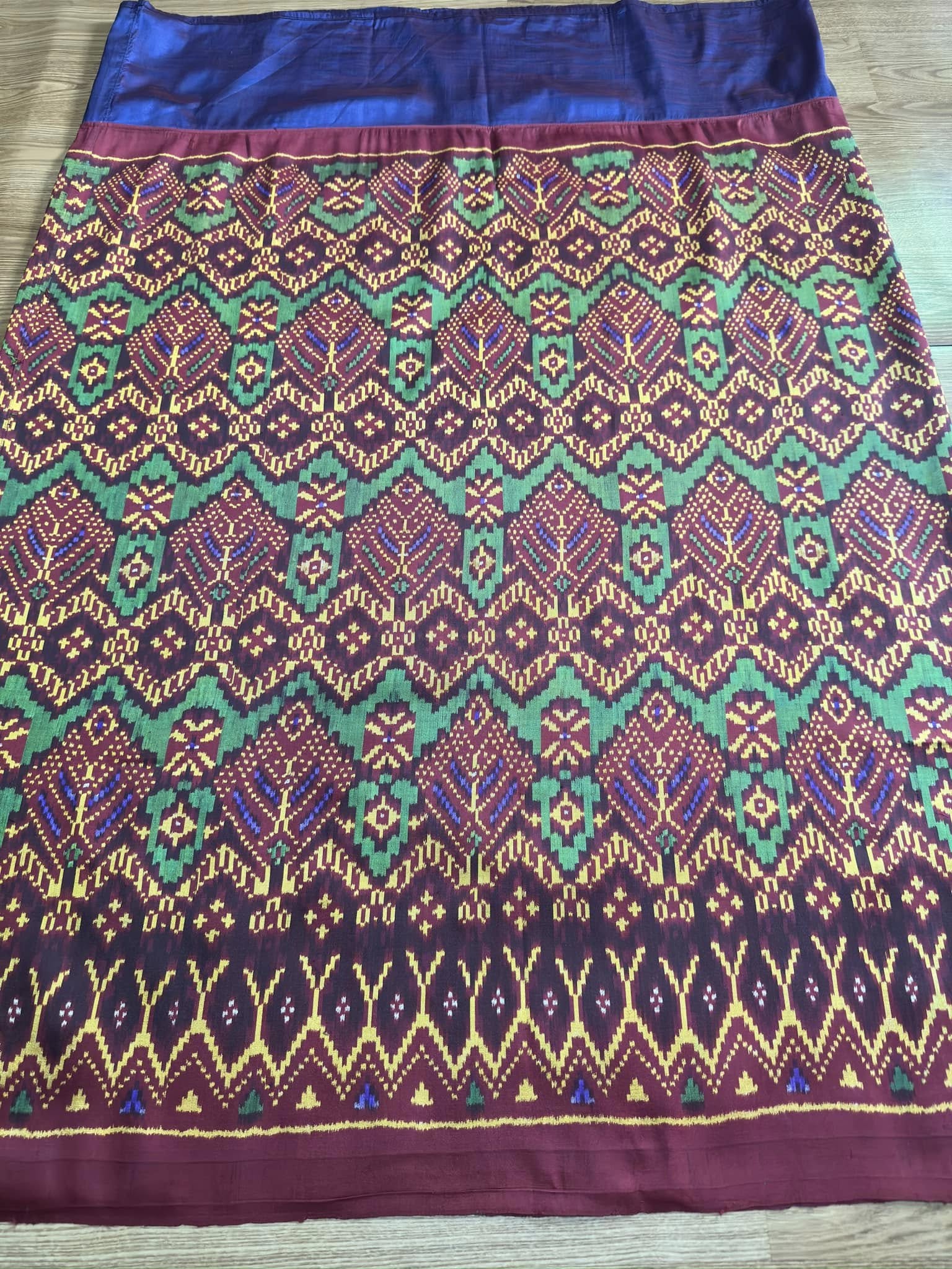 ซิ่น พระตะบอง ผ้าจามทอสามตะกอ ขนาด 116x170ซม พื้นสีน้ำเงินแดง รหัส N9-SIL-AJ11