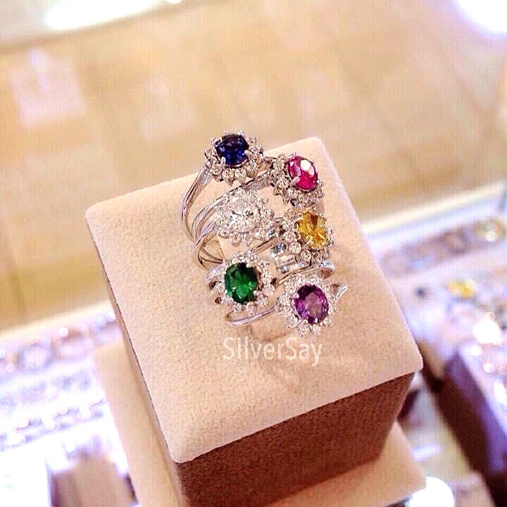 แหวนเพชรสวิสสีน้ำเงินไพลินรูปวงรี 4x5 มม./ล้อมสิบสองเม็ด