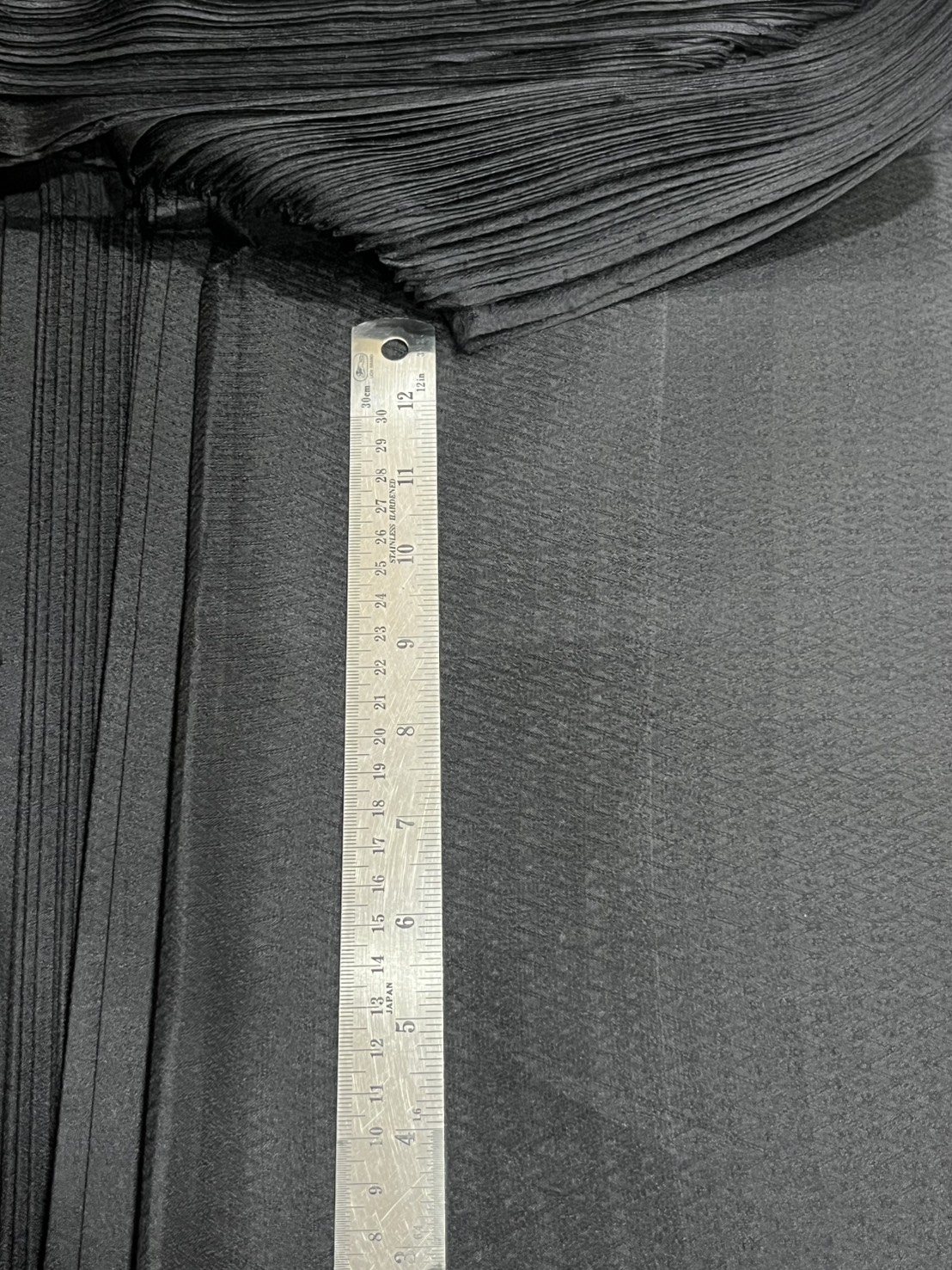 ผ้าไหมสีพื้น เนื้อไหมบ้าน ทอยกดอกลูกแก้ว อาบน้ำยาพร้อมตัด สีดำสนิท (หลา,เมตร) รหัสB-NY-110468