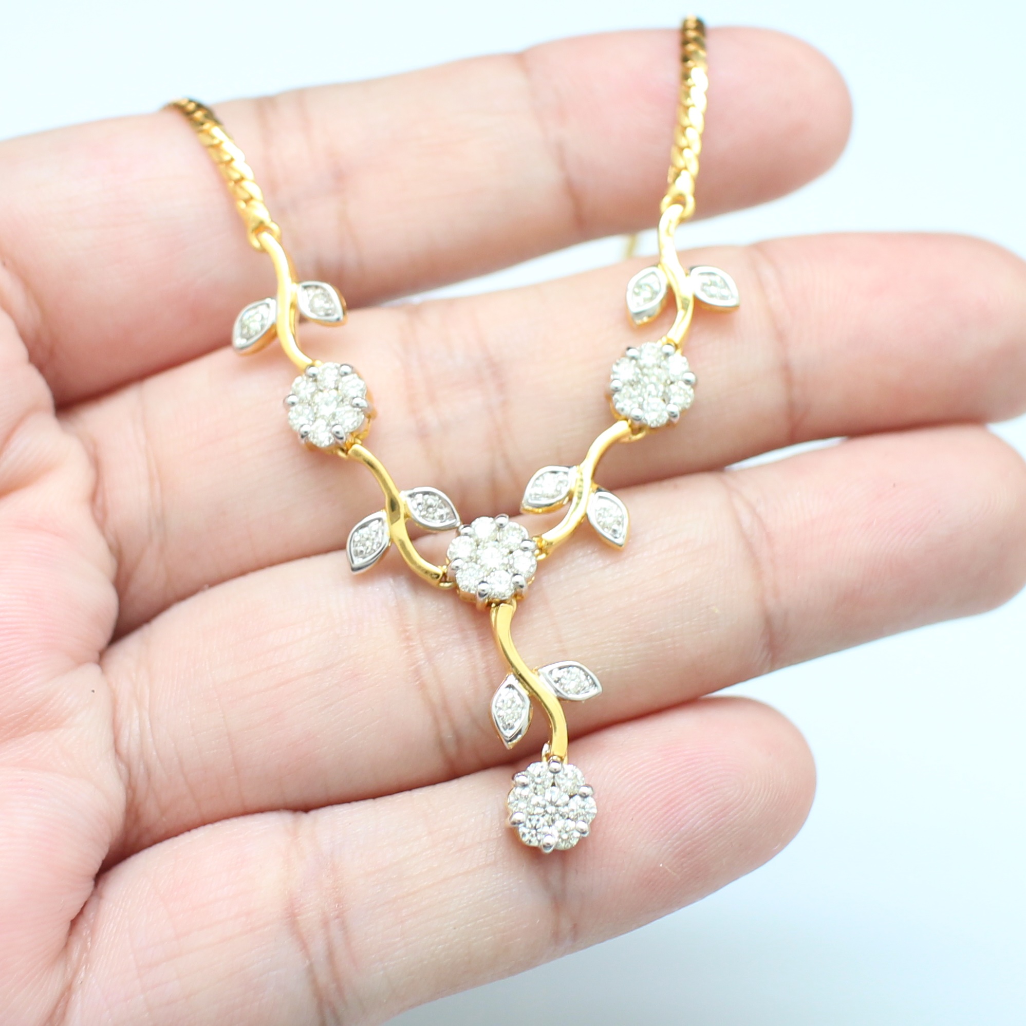 NL25116 สร้อยคอเพชรดอกไม้ เพชรแท้ 4 เม็ด 0.20 กะรัต และ 34 เม็ด 1.02 กะรัต เพชรรวม 1.22 กะรัต ทองแท้ 18k นน.รวม 12.7 กรัม ยาว 16 นิ้ว